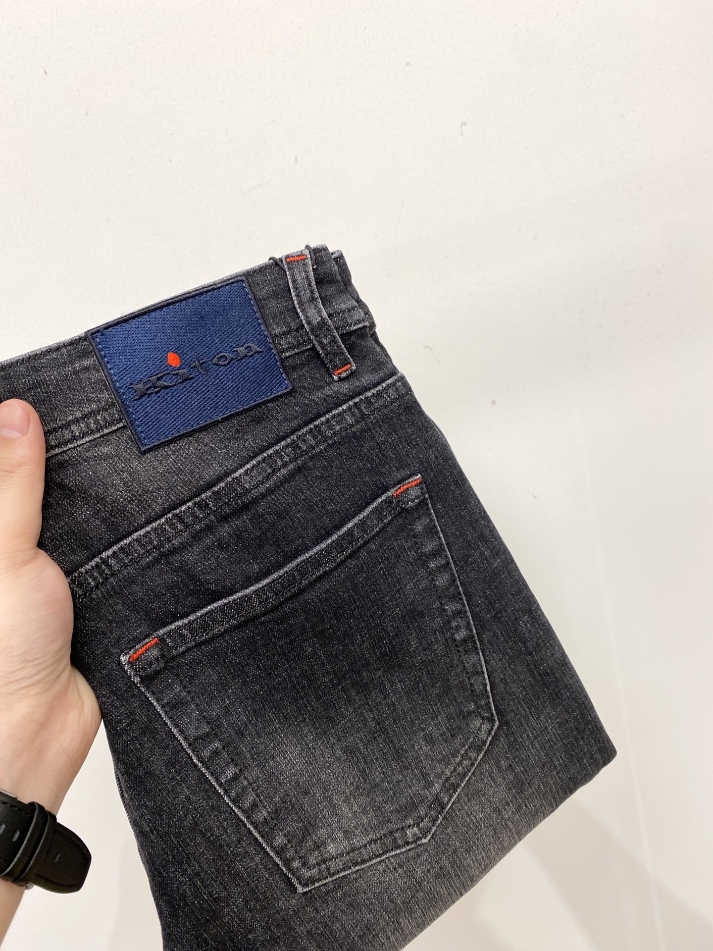 NO:596775,Kiton, 2025 latest products, available at counters at the same time, original goods, washed casual jeans, imported original washed stretch fabrics, comfortable and elastic, original hardware accessories decorated with logo, super correct version, extremely high grade, counter quality, fashionable and stylish upper body, code number 29-38,, jeans, alexander wang19860909Kiton、2025最新品,专柜同步有售,原单狠货,水洗休闲牛仔裤,进口原版水洗弹力面料,舒适有弹性,原版五金辅料装饰logo,版型超正,档次极高,专柜品质,上身时尚有型,码数29-38,,jeans,alexander wang,Men's clothing