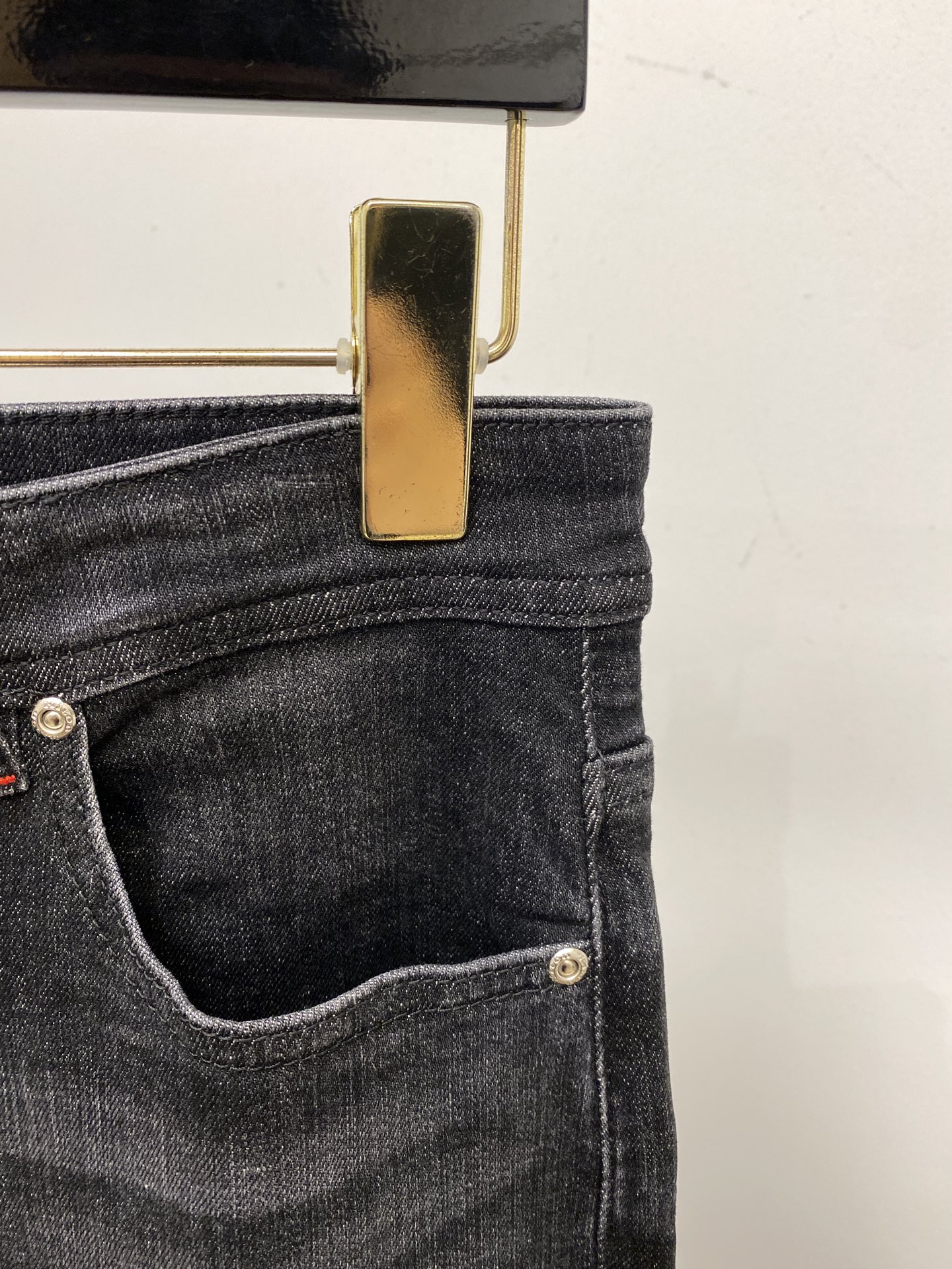 ￼Kiton、2025最新品，专柜同步有售，原单狠货，水洗休闲牛仔裤，进口原版水洗弹力面料，舒适有弹性，