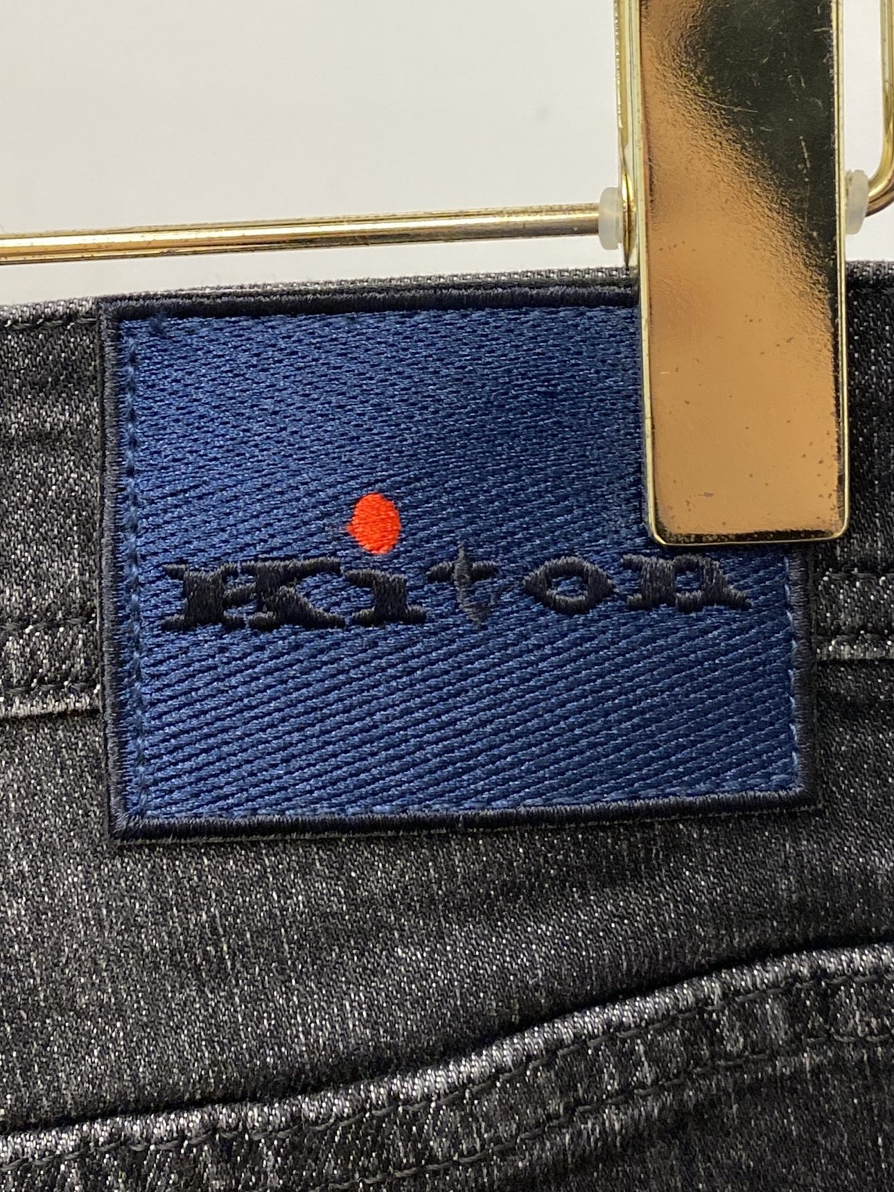 ￼Kiton、2025最新品，专柜同步有售，原单狠货，水洗休闲牛仔裤，进口原版水洗弹力面料，舒适有弹性，