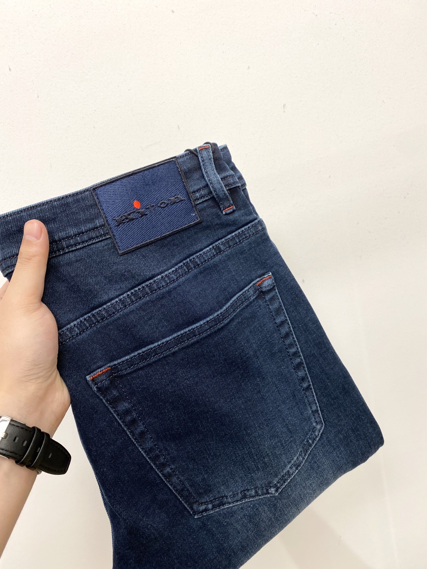 NO:596769,Kiton, 2025 latest products, available at counters at the same time, original goods, washed casual jeans, imported original washed stretch fabrics, comfortable and elastic, original hardware accessories decorated with logo, super correct version, extremely high grade, counter quality, fashionable and stylish upper body, code number 29-38,, jeans, alexander wang19860909Kiton、2025最新品,专柜同步有售,原单狠货,水洗休闲牛仔裤,进口原版水洗弹力面料,舒适有弹性,原版五金辅料装饰logo,版型超正,档次极高,专柜品质,上身时尚有型,码数29-38,,jeans,alexander wang,Men's clothing