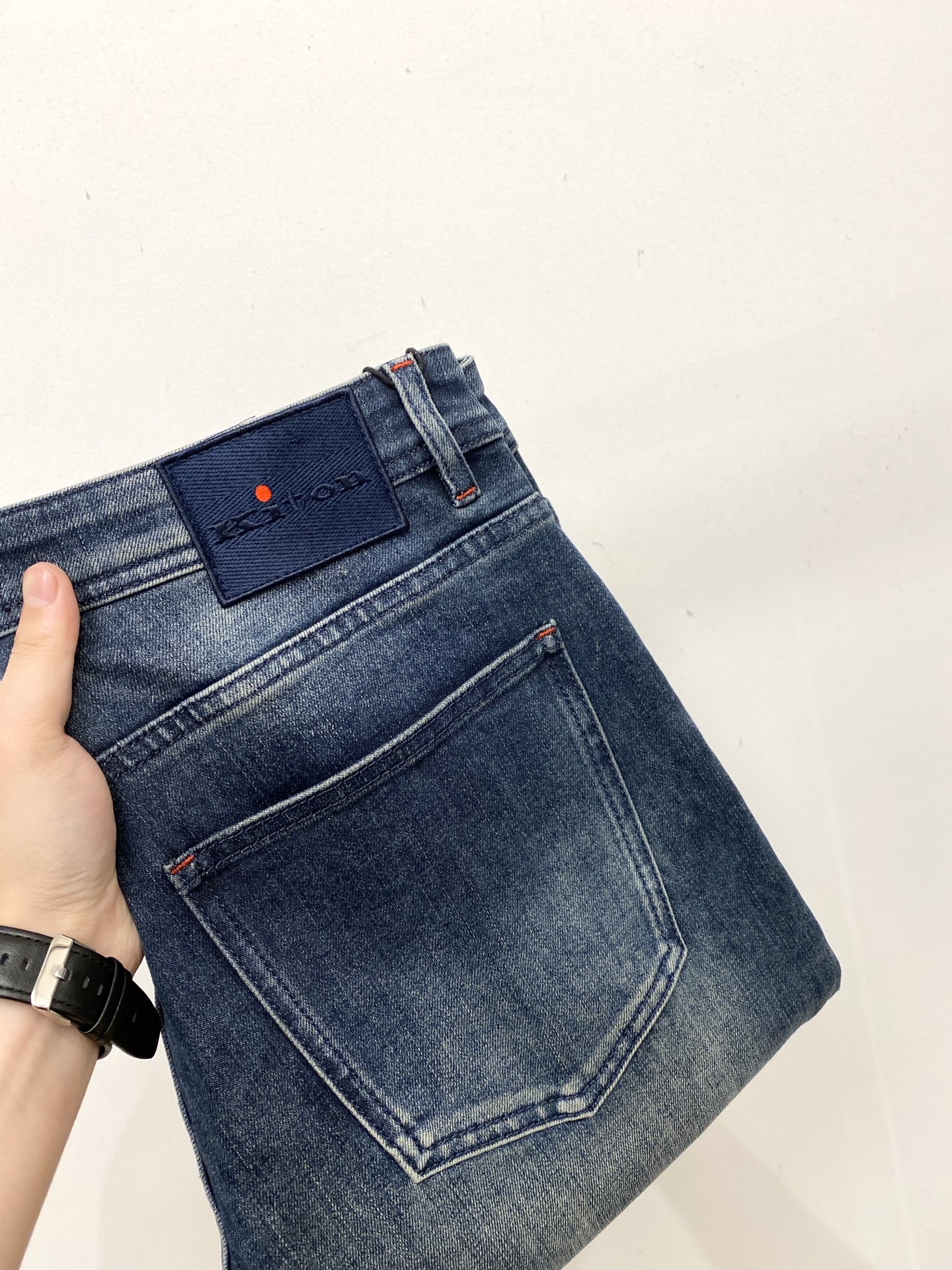 NO:596792,Kiton, 2025 latest products, available at counters at the same time, original goods, washed casual jeans, imported original washed stretch fabrics, comfortable and elastic, original hardware accessories decorated with logo, super correct version, extremely high grade, counter quality, fashionable and stylish upper body, code number 29-38,, jeans, alexander wang19860909Kiton、2025最新品,专柜同步有售,原单狠货,水洗休闲牛仔裤,进口原版水洗弹力面料,舒适有弹性,原版五金辅料装饰logo,版型超正,档次极高,专柜品质,上身时尚有型,码数29-38,,jeans,alexander wang,Men's clothing