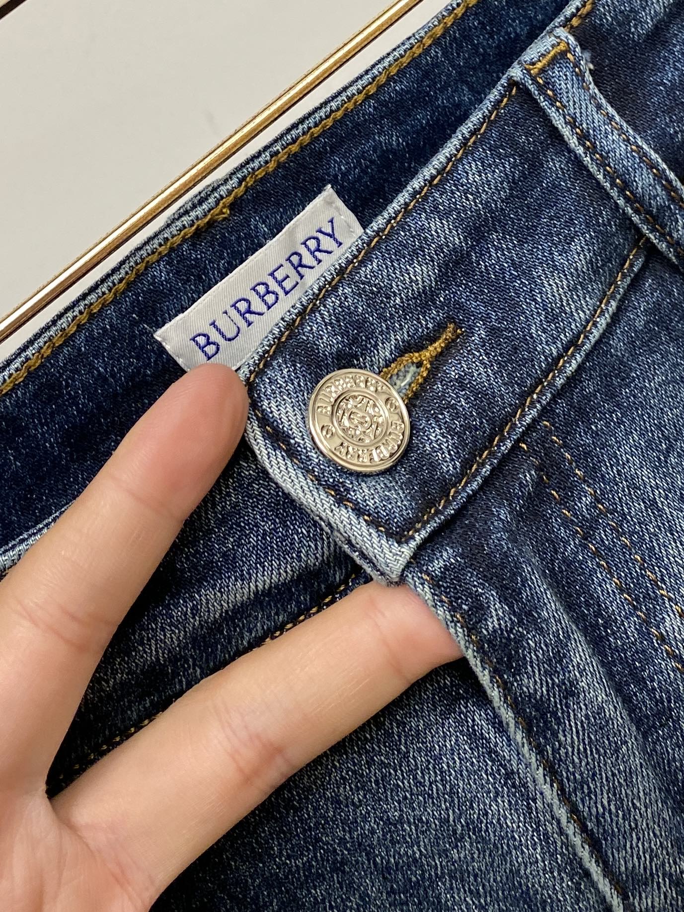 巴宝莉、2025最新品，专柜同步有售，原单狠货，水洗休闲牛仔裤，进口原版水洗弹力面料，舒适有弹性，原版五