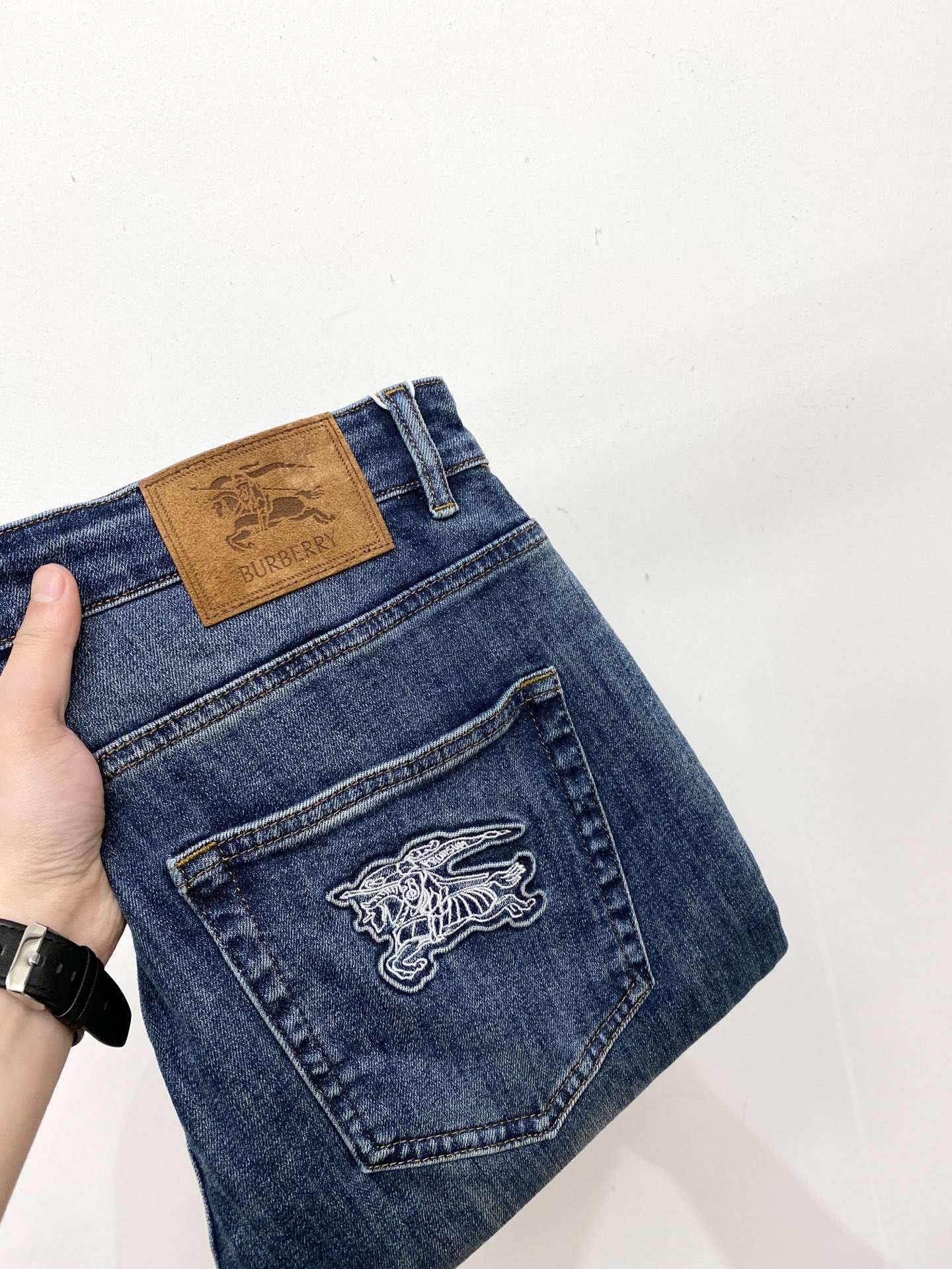 NO:596789,Burberry, 2025 latest products, available at counters simultaneously, original goods, washed casual jeans, imported original washed stretch fabrics, comfortable and elastic, original hardware accessories decorated with logo, super correct version, extremely high grade, counter quality, fashionable upper body, size 29-38, buy now,, burberry, jeans, alexander wang19860909巴宝莉、2025最新品,专柜同步有售,原单狠货,水洗休闲牛仔裤,进口原版水洗弹力面料,舒适有弹性,原版五金辅料装饰logo,版型超正,档次极高,专柜品质,上身时尚有型,码数29-38 立即抢购,,burberry,jeans,alexander wang,Men's clothing