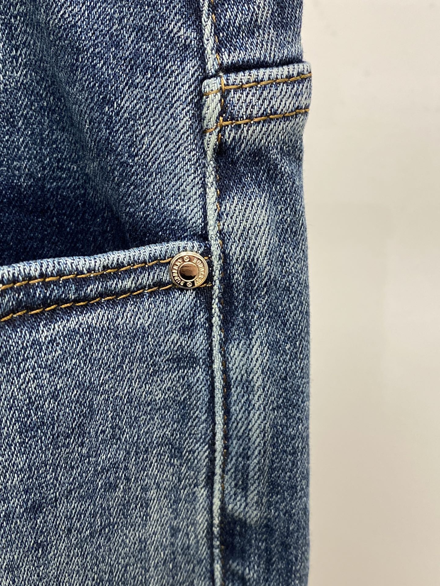 巴宝莉、2025最新品，专柜同步有售，原单狠货，水洗休闲牛仔裤，进口原版水洗弹力面料，舒适有弹性，原版五