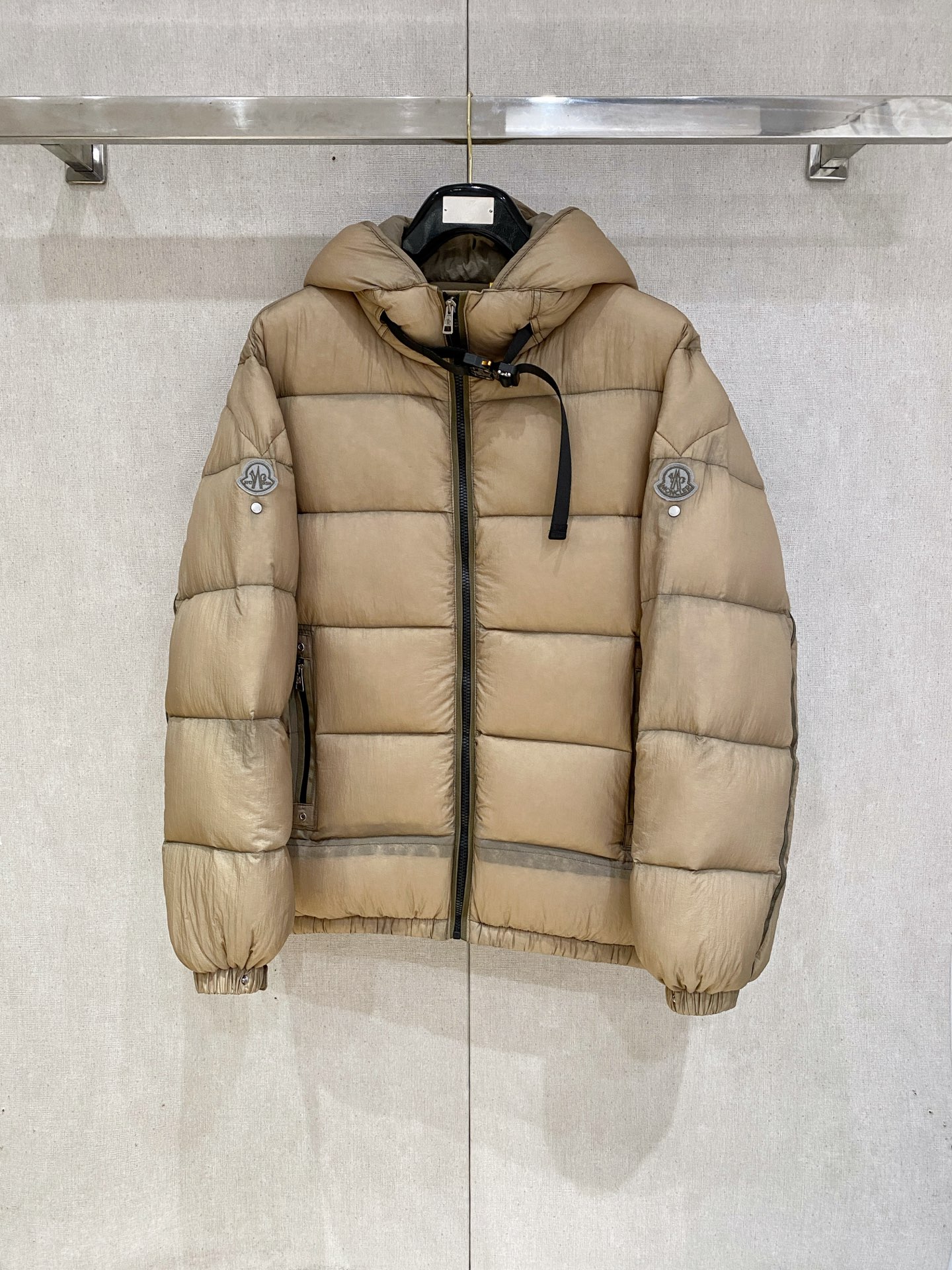 NO:597812,Meng Mouth, the latest 2025 men's lightweight down jacket, the fabric is soft and comfortable.  The upper body shape is awesome.  zipper.  The accessories are all custom-supplied and imported fabrics, which are light and comfortable, warm and stylish, simple and elegant!  Lightweight and warm, the best choice to keep out the cold in autumn and winter. Sizes 1-4. High quality. Buy now, Moncler, down jacket, alexander wang19860909蒙口、2025最新款男士轻薄羽绒服、面料柔软舒适 ．上身版型超赞 ．拉链．辅料都是客供 、进口面料,轻便舒适,保暖有型、简单大方款式！轻便保暖、秋冬御寒的最佳选择 码数1-4码 高品质 立即抢购,,Moncler,down jacket,alexander wang,Men's clothing