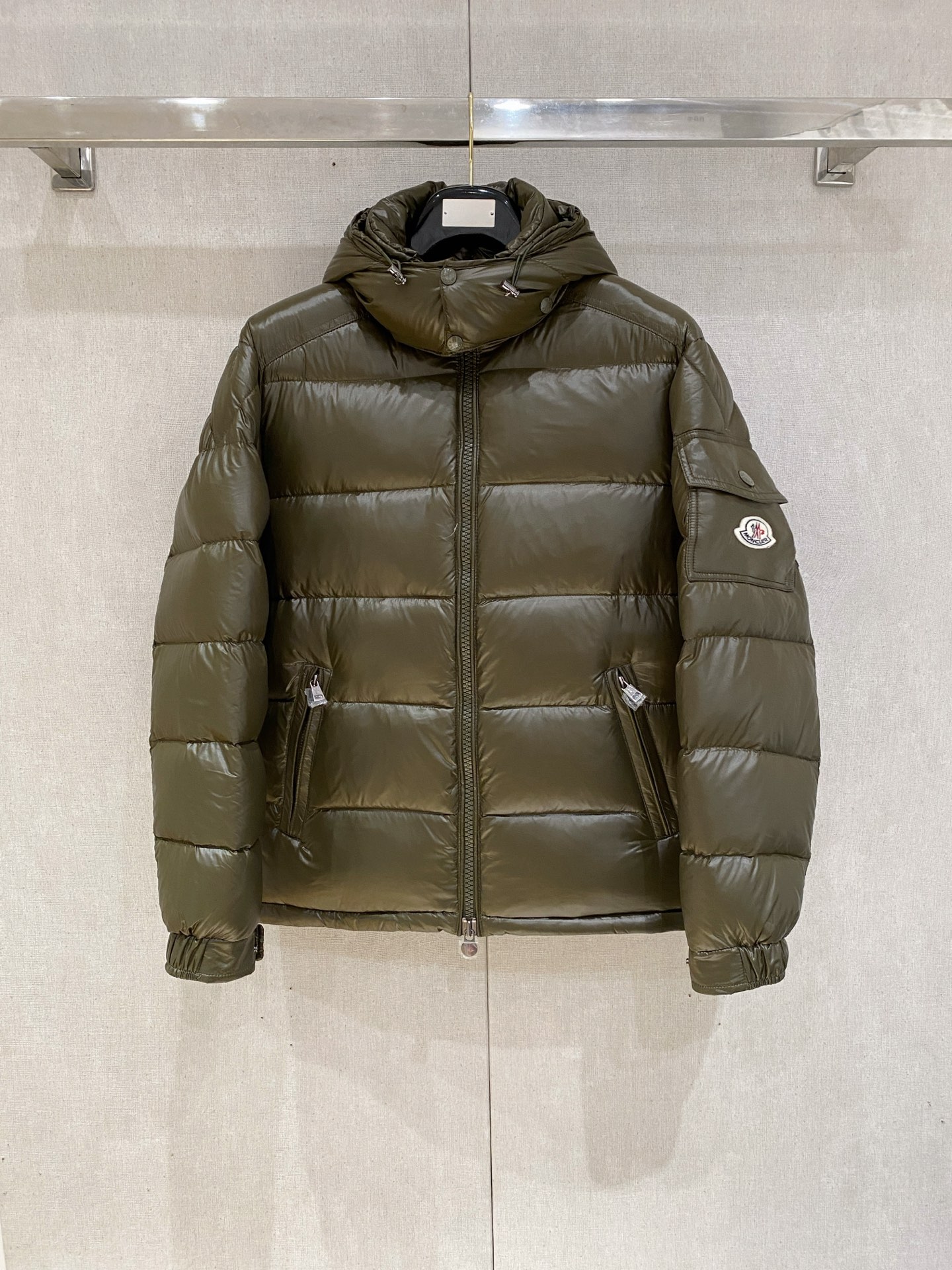 NO:597809,Meng Mouth, the latest 2025 men's lightweight down jacket, the fabric is soft and comfortable.  The upper body shape is awesome.  zipper.  The accessories are all custom-supplied and imported fabrics, which are light and comfortable, warm and stylish, simple and elegant!  Lightweight and warm, the best choice to keep out the cold in autumn and winter. Sizes 1-6. High quality. Buy now, Moncler, down jacket, alexander wang19860909蒙口、2025最新款男士轻薄羽绒服、面料柔软舒适 ．上身版型超赞 ．拉链．辅料都是客供 、进口面料,轻便舒适,保暖有型、简单大方款式！轻便保暖、秋冬御寒的最佳选择 码数1-6码 高品质 立即抢购,,Moncler,down jacket,alexander wang,Men's clothing