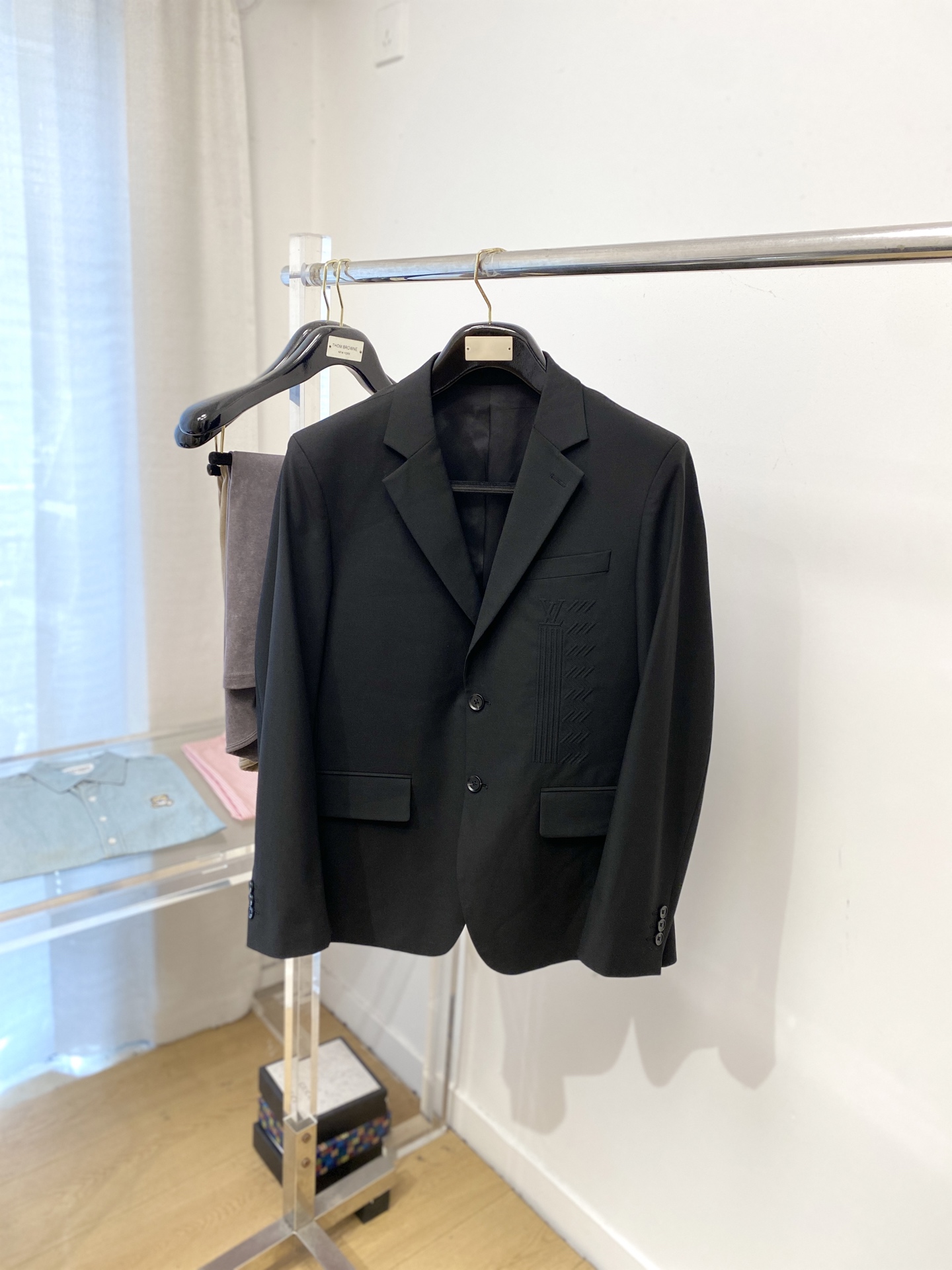 NO:597787,Louis Vuitton, 2025 new suit jacket, fashionable and handsome, simple and versatile, customized original fabric, not only stiff, maintaining the trendy silhouette, but also comfortable to wear, the yarn is more delicate, size M-3XL,, louis vuitton, jackets & coats, business suit, alexander wang19860909路易威登、2025新品西装外套,时尚帅气,简约百搭款,定制原版面料,不仅挺括,保持潮流的廓形,又穿着舒适,纱织更细腻,码数M-3XL,,louis vuitton,jackets & coats,business suit,alexander wang,Men's clothing