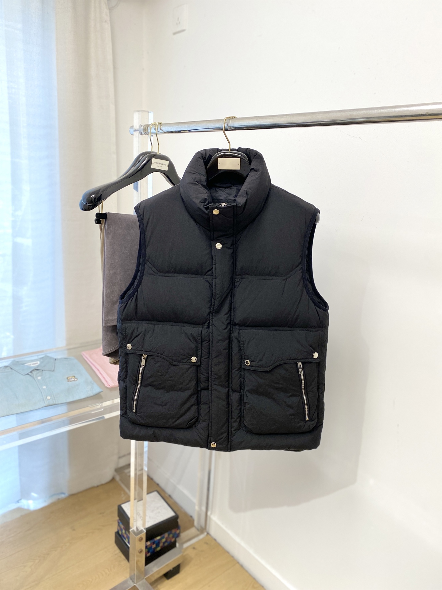 NO:597783,Prada, the latest 2025 men's lightweight down vest, the fabric is soft and comfortable.  The upper body shape is awesome.  zipper.  The accessories are all custom-supplied and imported fabrics, which are light and comfortable, warm and stylish, simple and elegant!  Lightweight and warm, the best choice to keep out the cold in autumn and winter. Size M-3XL, prada, down jacket, alexander wang19860909普拉达、2025最新款男士轻薄羽绒马甲、面料柔软舒适 ．上身版型超赞 ．拉链．辅料都是客供 、进口面料,轻便舒适,保暖有型、简单大方款式！轻便保暖、秋冬御寒的最佳选择 码数M-3XL,,prada,down jacket,alexander wang,Men's clothing