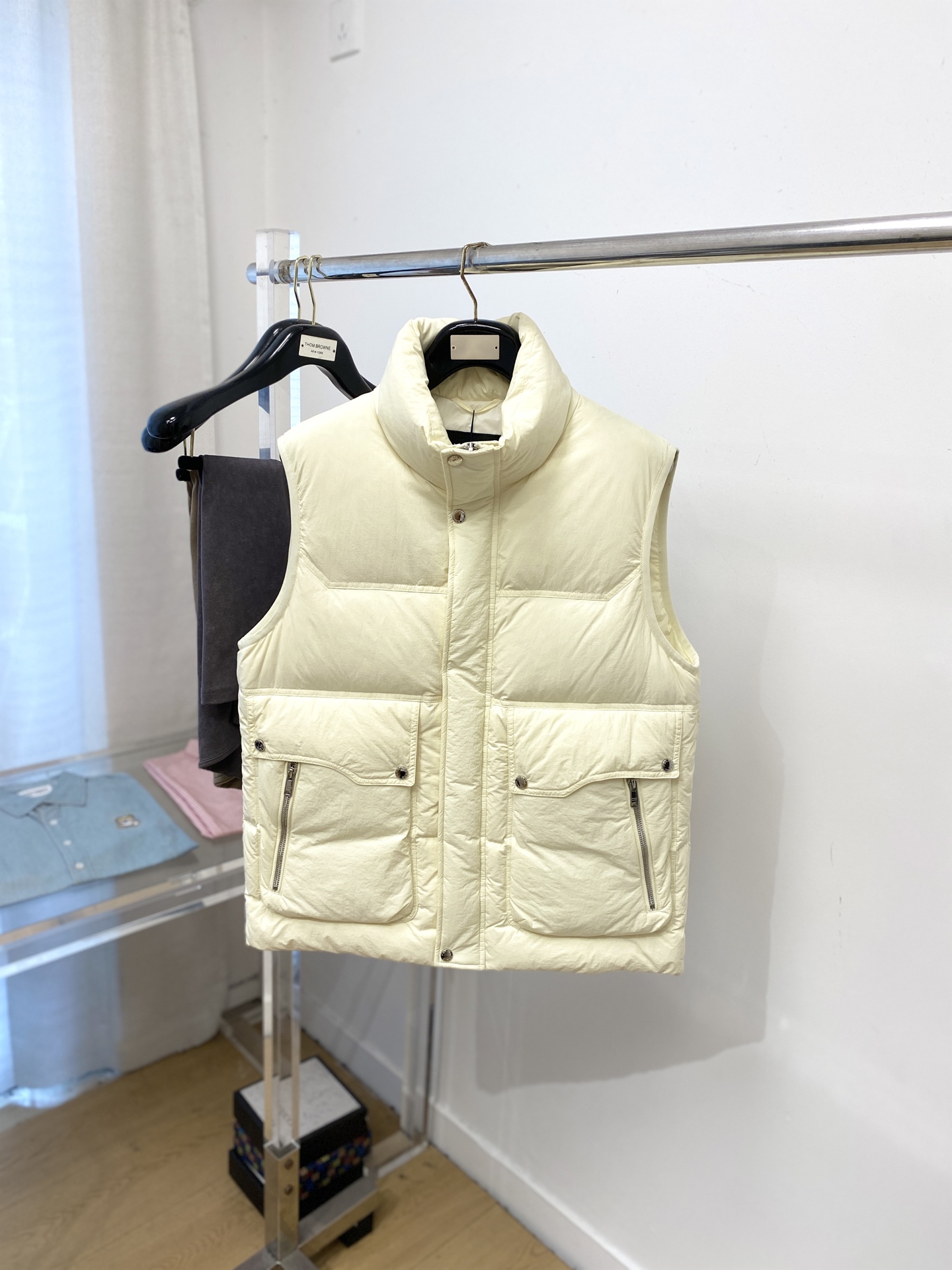 NO:651292,Prada, the latest 2025 men's lightweight down vest, the fabric is soft and comfortable.  The upper body shape is awesome.  zipper.  The accessories are all custom-supplied and imported fabrics, which are light and comfortable, warm and stylish, simple and elegant!  Lightweight and warm, the best choice to keep out the cold in autumn and winter. Size M-3XL, prada, down jacket, alexander wang19860909普拉达、2025最新款男士轻薄羽绒马甲、面料柔软舒适 ．上身版型超赞 ．拉链．辅料都是客供 、进口面料,轻便舒适,保暖有型、简单大方款式！轻便保暖、秋冬御寒的最佳选择 码数M-3XL,,prada,down jacket,alexander wang,Men's clothing