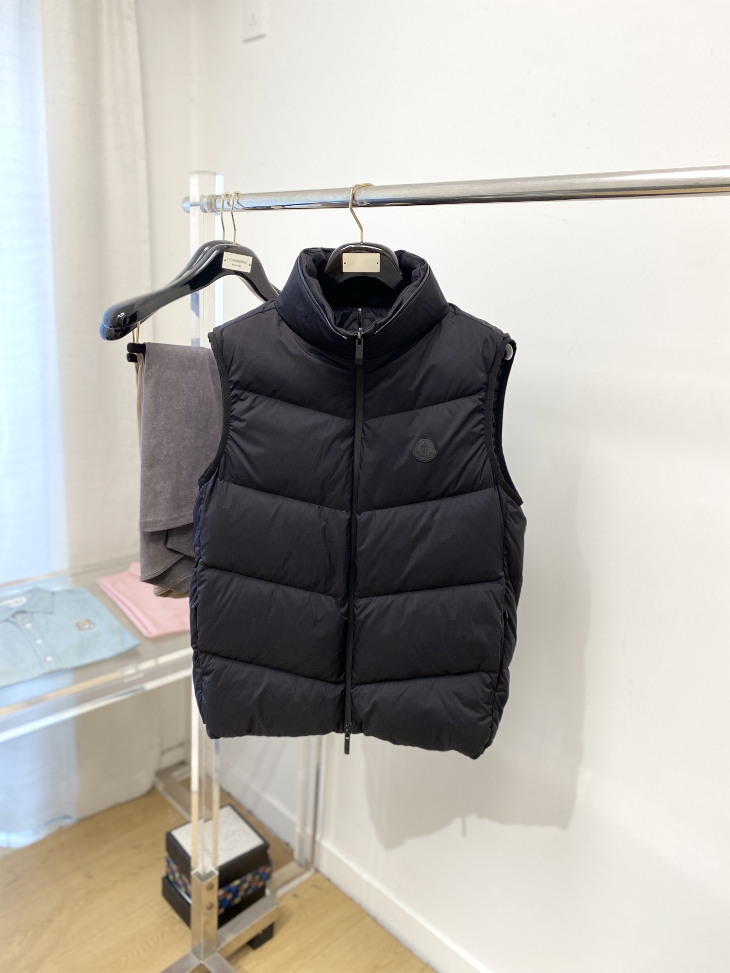 NO:597781,Mouth covering, the latest 2025 men's lightweight down vest, the fabric is soft and comfortable.  The upper body shape is awesome.  zipper.  The accessories are all custom-supplied and imported fabrics, which are light and comfortable, warm and stylish, simple and elegant!  Lightweight and warm, the best choice to keep out the cold in autumn and winter. Removable hat, size M-3XL, Moncler, down jacket, hats, alexander wang19860909蒙口、2025最新款男士轻薄羽绒马甲、面料柔软舒适 ．上身版型超赞 ．拉链．辅料都是客供 、进口面料,轻便舒适,保暖有型、简单大方款式！轻便保暖、秋冬御寒的最佳选择 帽子可拆卸 码数M-3XL,,Moncler,down jacket,hats,alexander wang,Men's clothing