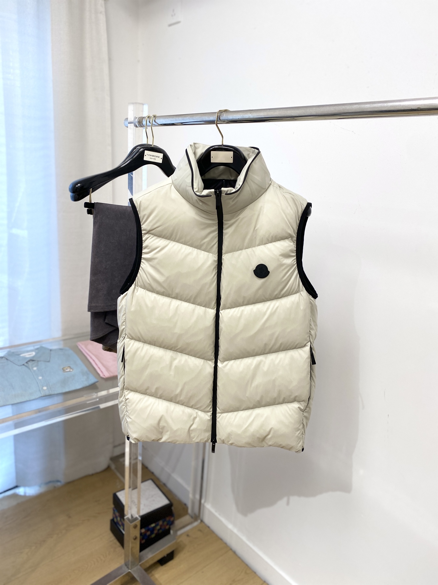 NO:651285,Mouth covering, the latest 2025 men's lightweight down vest, the fabric is soft and comfortable.  The upper body shape is awesome.  zipper.  The accessories are all custom-supplied and imported fabrics, which are light and comfortable, warm and stylish, simple and elegant!  Lightweight and warm, the best choice to keep out the cold in autumn and winter. Removable hat, size M-3XL, Moncler, down jacket, hats, alexander wang19860909蒙口、2025最新款男士轻薄羽绒马甲、面料柔软舒适 ．上身版型超赞 ．拉链．辅料都是客供 、进口面料,轻便舒适,保暖有型、简单大方款式！轻便保暖、秋冬御寒的最佳选择 帽子可拆卸 码数M-3XL,,Moncler,down jacket,hats,alexander wang,Men's clothing