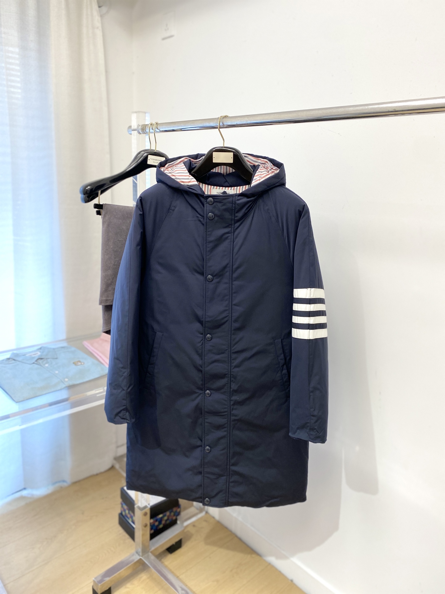 NO:597778,TB, the latest 2025 long men’s lightweight down jacket, the fabric is soft and comfortable.  The upper body shape is awesome.  zipper.  The accessories are all custom-supplied and imported fabrics, which are light and comfortable, warm and stylish, simple and elegant!  Lightweight and warm, the best choice to keep out the cold in autumn and winter. Removable hat, sizes 1-5, down jacket, hats, alexander wang19860909TB、2025最新款长款男士轻薄羽绒服、面料柔软舒适 ．上身版型超赞 ．拉链．辅料都是客供 、进口面料,轻便舒适,保暖有型、简单大方款式！轻便保暖、秋冬御寒的最佳选择 帽子可拆卸 码数1-5码,,down jacket,hats,alexander wang,Men's clothing