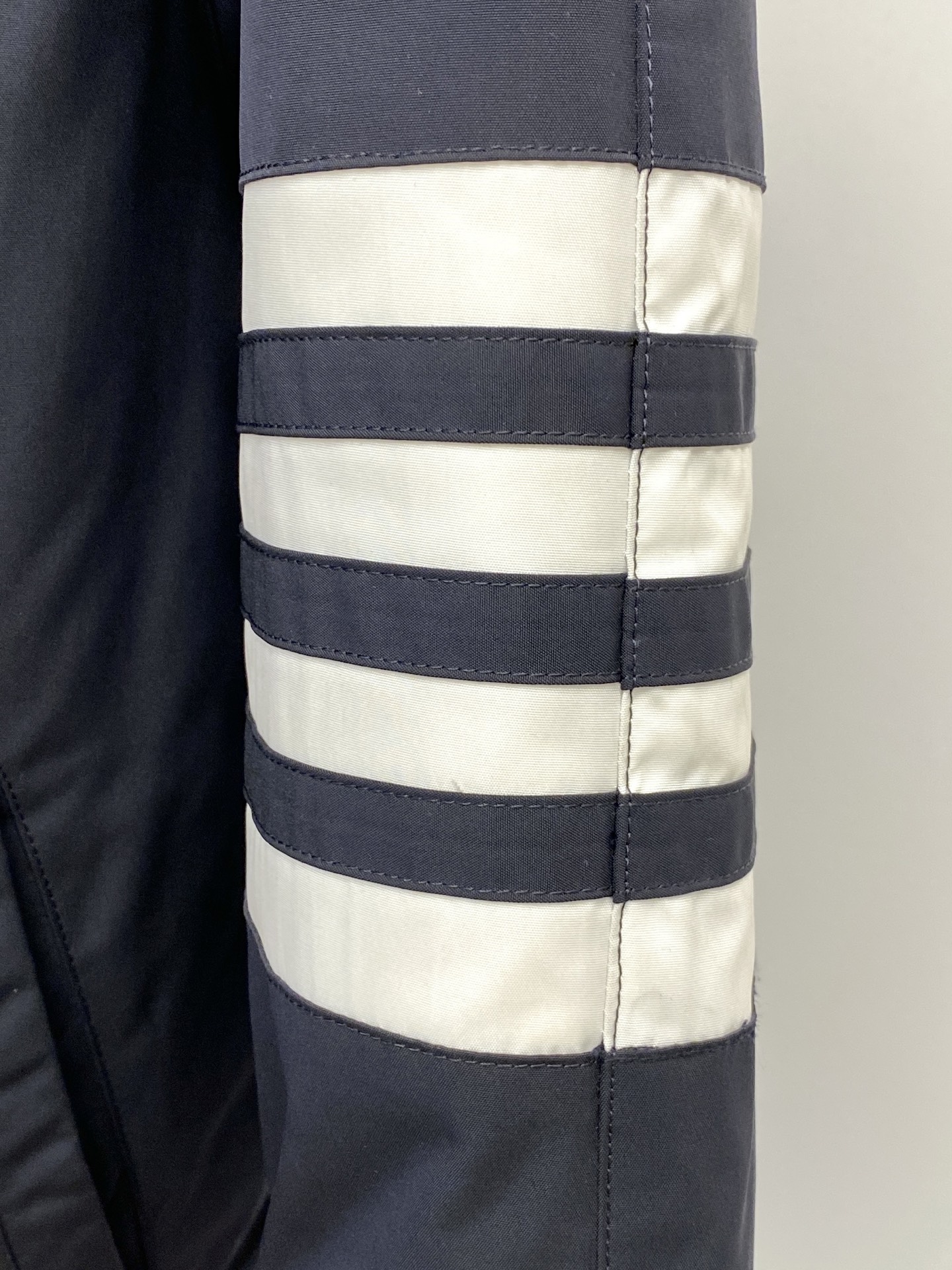 TB、2025最新款男士轻薄羽绒服、面料柔软舒适 ．上身版型超赞 ．拉链．辅料都是客供 、进口面料，轻便