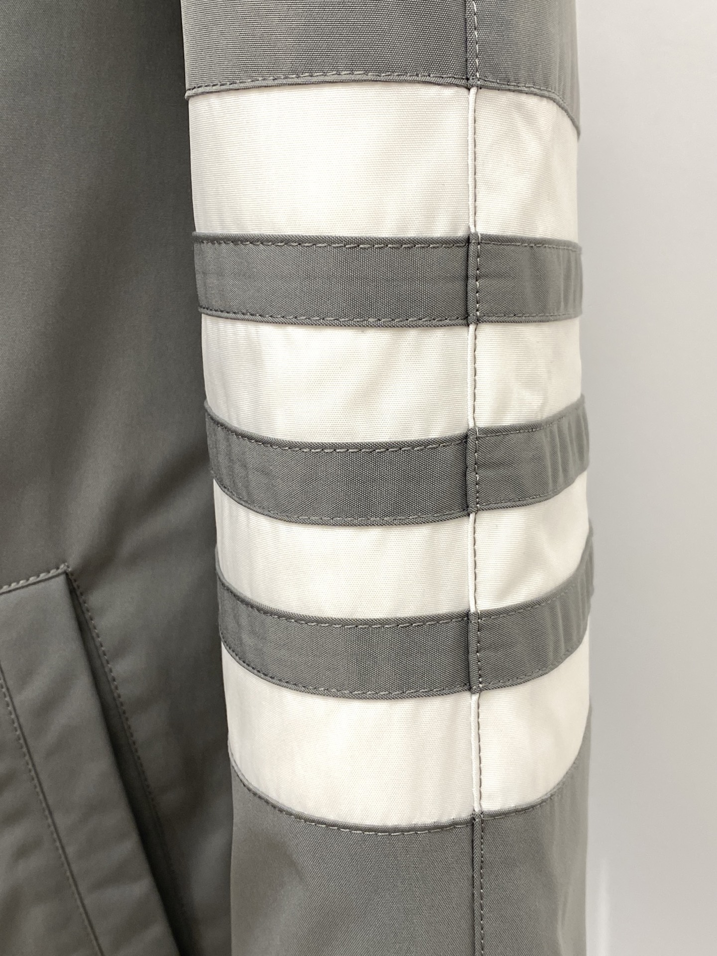 TB、2025最新款男士轻薄羽绒服、面料柔软舒适 ．上身版型超赞 ．拉链．辅料都是客供 、进口面料，轻便