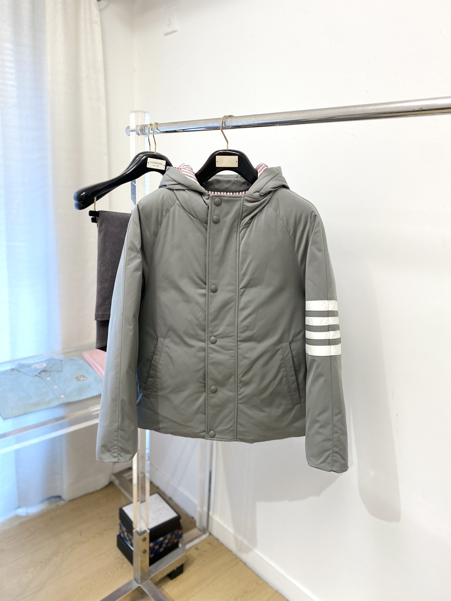 NO:597774,TB, the latest 2025 men’s lightweight down jacket, the fabric is soft and comfortable.  The upper body shape is awesome.  zipper.  The accessories are all custom-supplied and imported fabrics, which are light and comfortable, warm and stylish, simple and elegant!  Lightweight and warm, the best choice to keep out the cold in autumn and winter. Removable hat, sizes 1-5, down jacket, hats, alexander wang19860909TB、2025最新款男士轻薄羽绒服、面料柔软舒适 ．上身版型超赞 ．拉链．辅料都是客供 、进口面料,轻便舒适,保暖有型、简单大方款式！轻便保暖、秋冬御寒的最佳选择 帽子可拆卸 码数1-5码,,down jacket,hats,alexander wang,Men's clothing