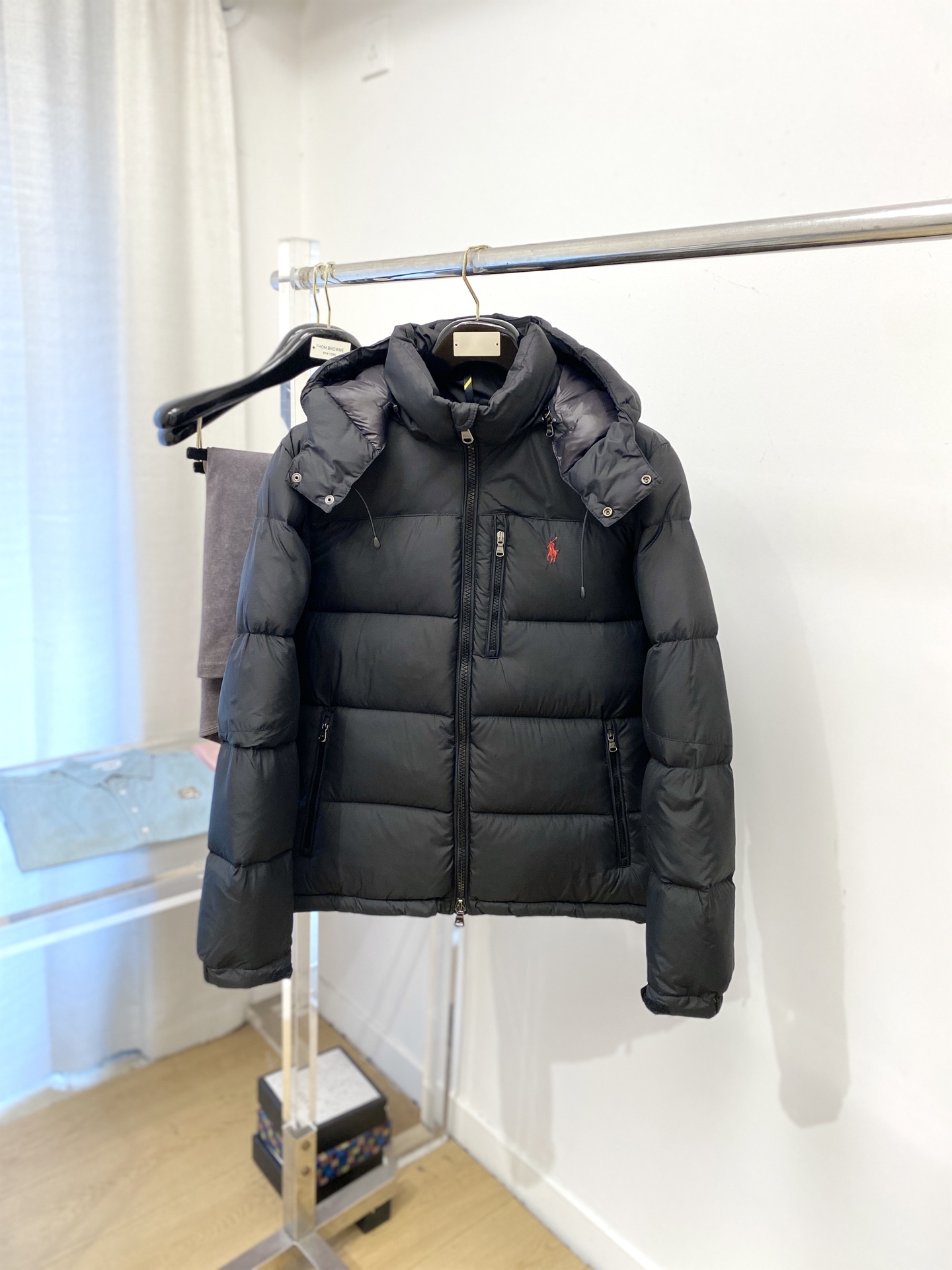 NO:597772,POLO, the latest 2025 men's lightweight down jacket, the fabric is soft and comfortable.  The upper body shape is awesome.  zipper.  The accessories are all custom-supplied and imported fabrics, which are light and comfortable, warm and stylish, simple and elegant!  Lightweight and warm, the best choice to keep out the cold in autumn and winter. Removable hat. Size S-2XL,,down jacket,hats,alexander wang19860909POLO、2025最新款男士轻薄羽绒服、面料柔软舒适 ．上身版型超赞 ．拉链．辅料都是客供 、进口面料,轻便舒适,保暖有型、简单大方款式！轻便保暖、秋冬御寒的最佳选择 帽子可拆卸 码数S-2XL,,down jacket,hats,alexander wang,Men's clothing