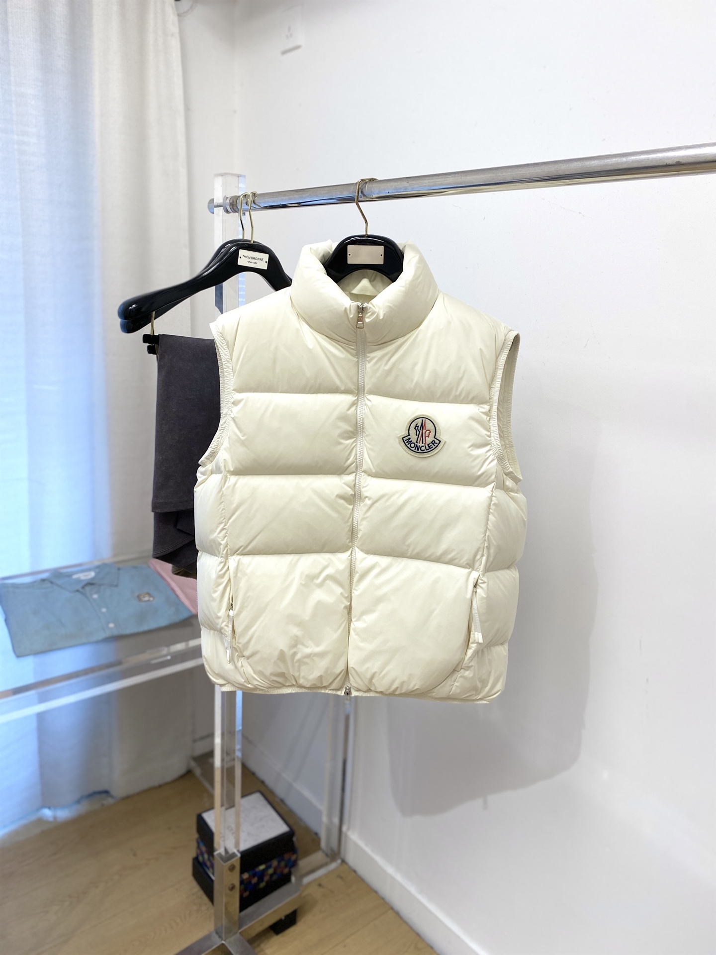 NO:597769,Mouth covering, the latest 2025 men's lightweight down vest, the fabric is soft and comfortable.  The upper body shape is awesome.  zipper.  The accessories are all custom-supplied and imported fabrics, which are light and comfortable, warm and stylish, simple and elegant!  Lightweight and warm, the best choice to keep out the cold in autumn and winter. Removable hat, sizes 0-4, Moncler, down jacket, hats, alexander wang19860909蒙口、2025最新款男士轻薄羽绒马甲、面料柔软舒适 ．上身版型超赞 ．拉链．辅料都是客供 、进口面料,轻便舒适,保暖有型、简单大方款式！轻便保暖、秋冬御寒的最佳选择 帽子可拆卸 码数0-4码,,Moncler,down jacket,hats,alexander wang,Men's clothing