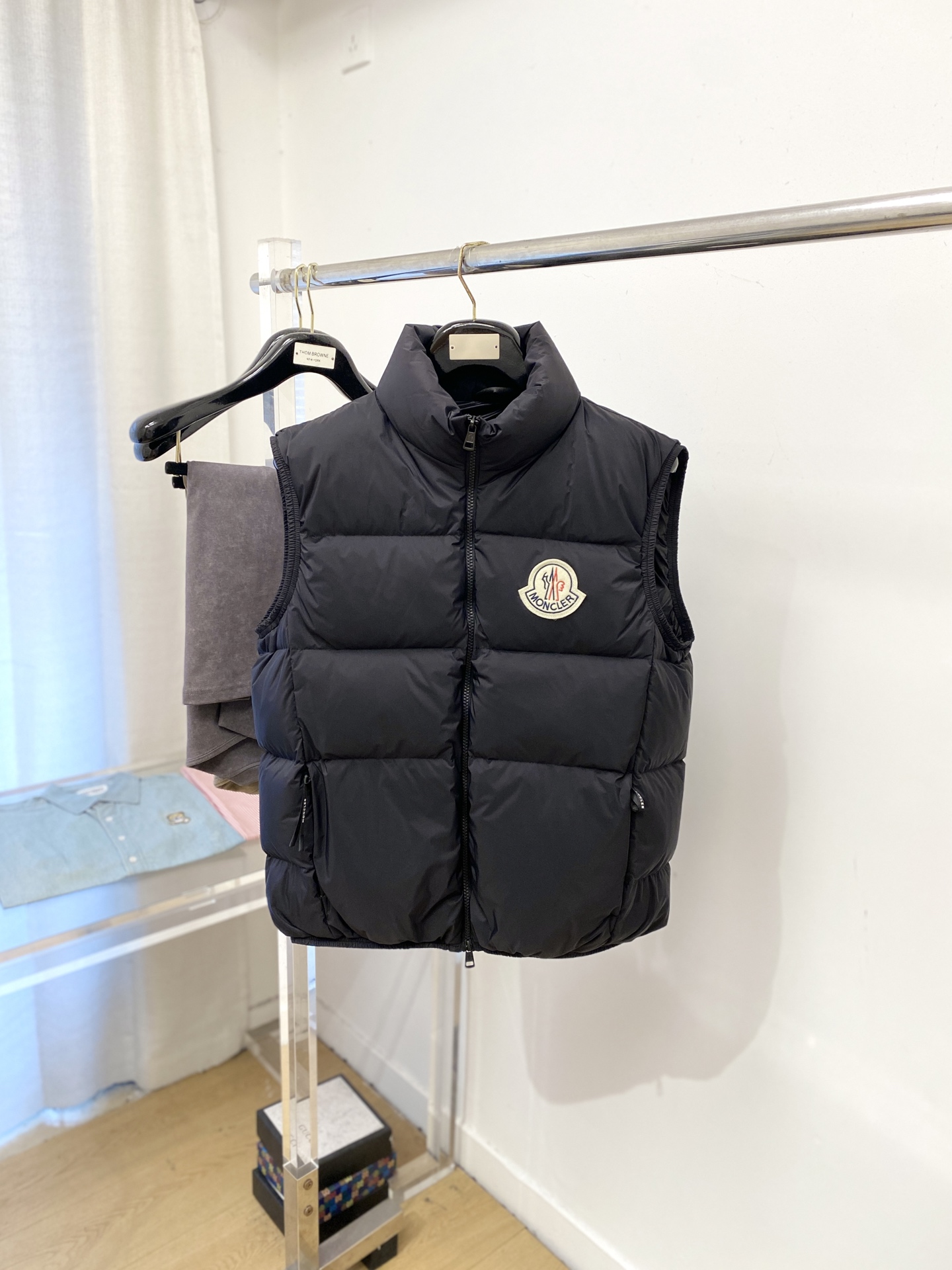 NO:597766,Mouth covering, the latest 2025 men's lightweight down vest, the fabric is soft and comfortable.  The upper body shape is awesome.  zipper.  The accessories are all custom-supplied and imported fabrics, which are light and comfortable, warm and stylish, simple and elegant!  Lightweight and warm, the best choice to keep out the cold in autumn and winter. Removable hat, sizes 1-5, Moncler, down jacket, hats, alexander wang19860909蒙口、2025最新款男士轻薄羽绒马甲、面料柔软舒适 ．上身版型超赞 ．拉链．辅料都是客供 、进口面料,轻便舒适,保暖有型、简单大方款式！轻便保暖、秋冬御寒的最佳选择 帽子可拆卸 码数1-5码,,Moncler,down jacket,hats,alexander wang,Men's clothing