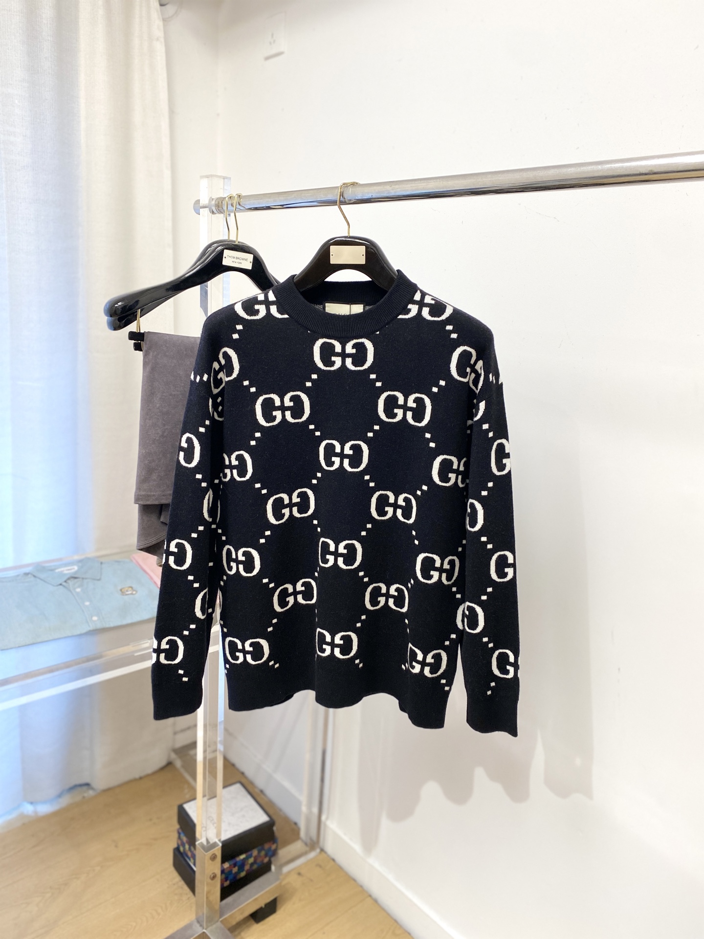 NO:597763,Gucci, 2025 new wool sweaters have a delicate and soft feel that can be directly contacted with the skin, allowing the warm yarn to change into a delicate texture. The top-notch craftsmanship is very distinctive and colorful, and the style is simple, elegant and exquisite. The three-dimensional tailoring design makes the entire sweater upper body full of youthful vitality and vitality. It is recommended to be a must-have for autumn and winter. Sizes M-3XL, sweaters, alexander wang19860909古奇、2025新品羊毛衣衣 具有手感细腻柔软,可直接与肌肤接触,让暖心的纱线变化出细腻的质感,顶级工艺极具特色出彩,款式简约大方精美 立体剪裁的版型设计,让整款毛衣上身尽显青春活力和朝气,推荐款秋冬季穿搭必备.尺码M-3XL,,sweaters,alexander wang,Men's clothing