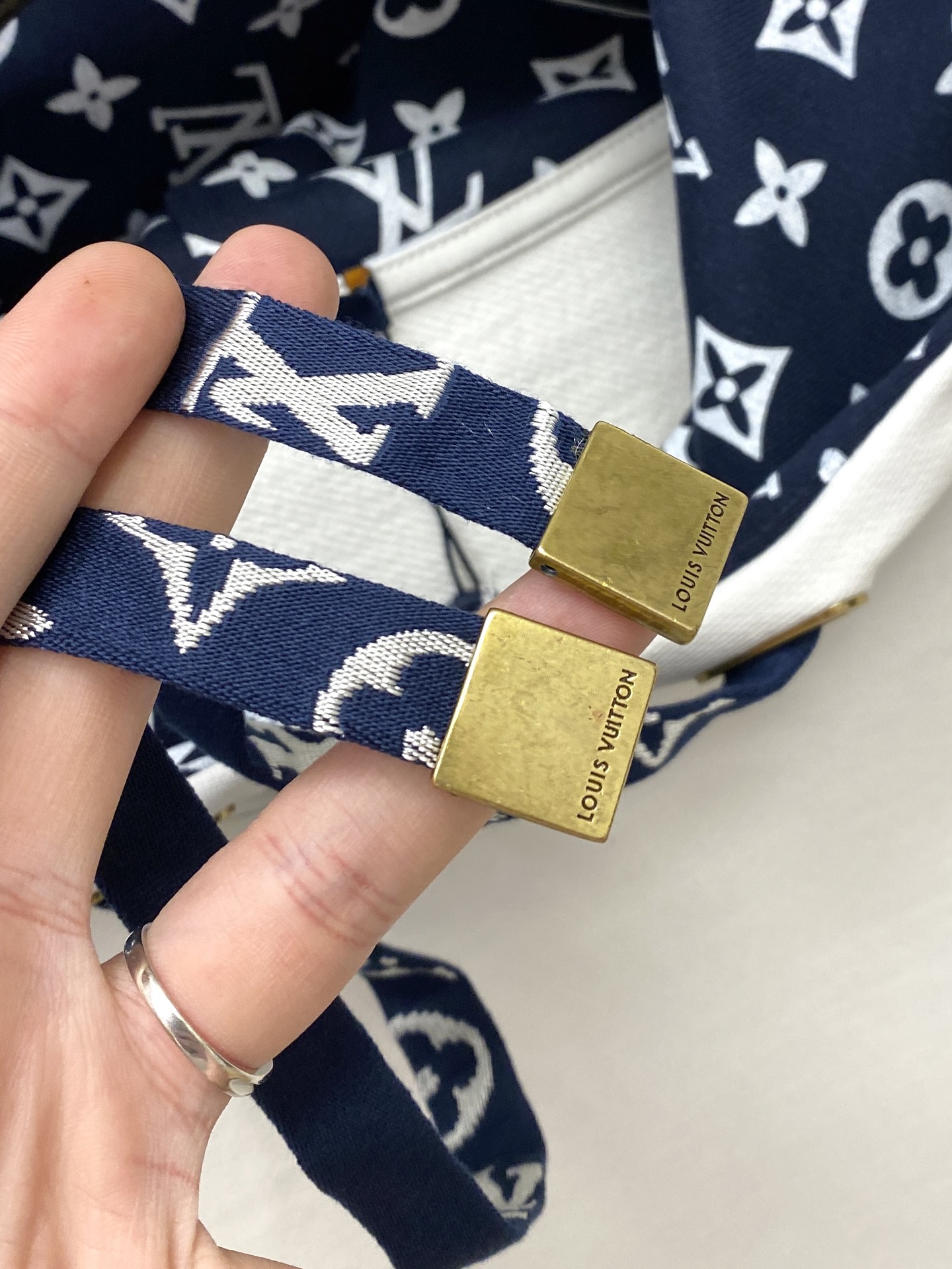 ￼路易威登、2025新品卫衣，帅气时尚，胸前精致刺绣字母logo，简约百搭款。面料棉 不仅挺括，保持潮流