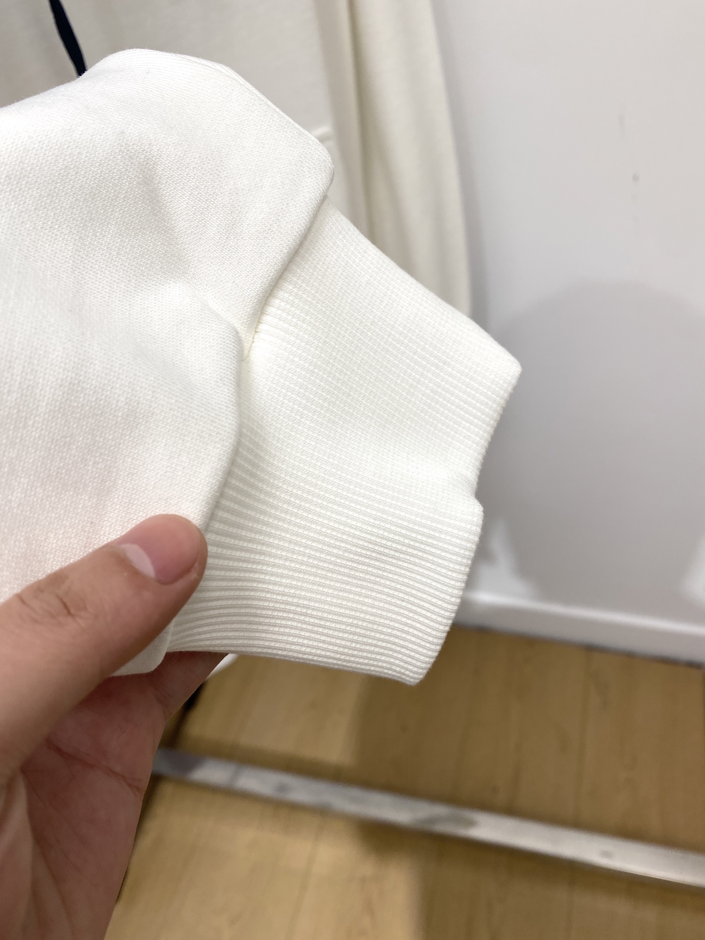 ￼路易威登、2025新品卫衣，帅气时尚，胸前精致刺绣字母logo，简约百搭款。面料棉 不仅挺括，保持潮流