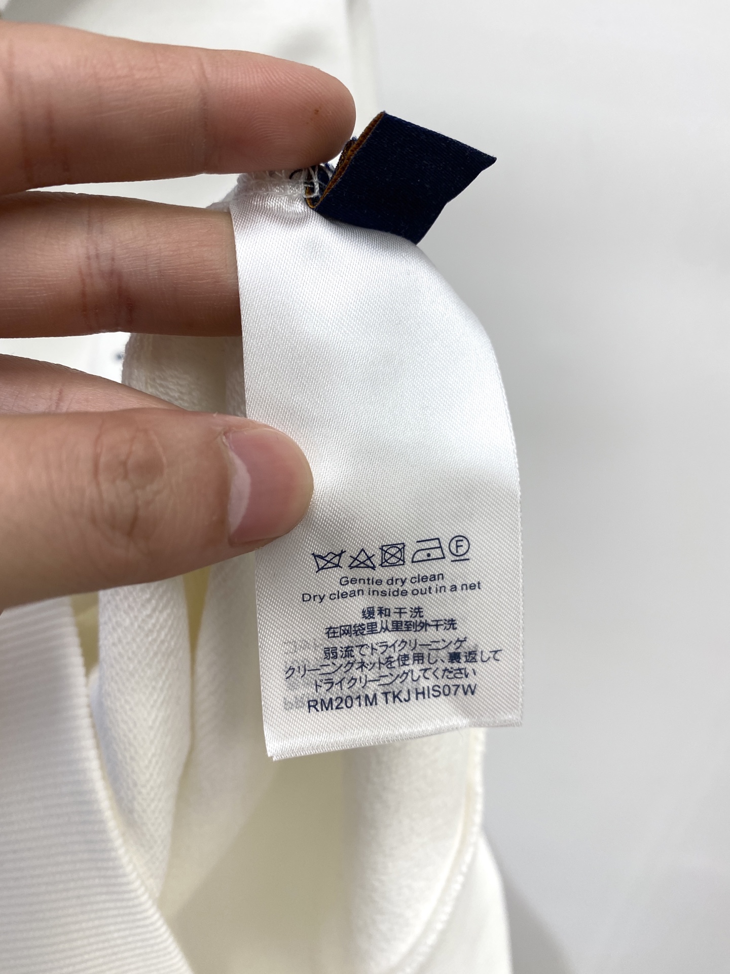 ￼路易威登、2025新品卫衣，帅气时尚，胸前精致刺绣字母logo，简约百搭款。面料棉 不仅挺括，保持潮流