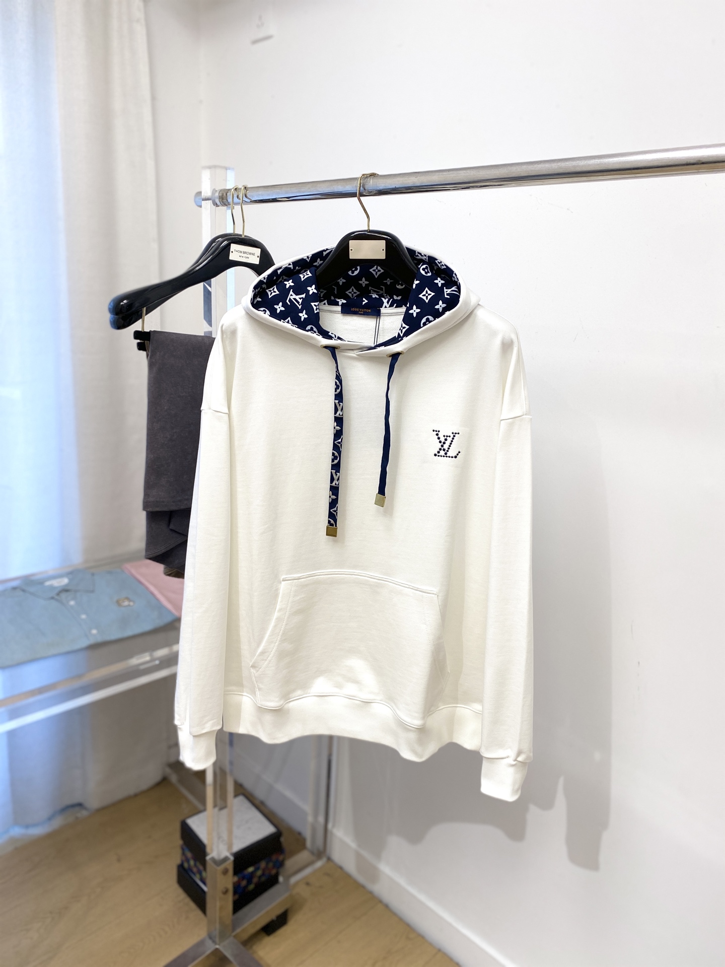NO:597775,Louis Vuitton, 2025 new sweatshirt, handsome and fashionable, with exquisite embroidered letter logo on the chest, simple and versatile. The fabric cotton is not only crisp and maintains the trendy silhouette, but also comfortable to wear, and the yarn is more delicate. Size S-XL,, Louis Vuitton, hoodie, sweatshirts, alexander wang19860909路易威登、2025新品卫衣,帅气时尚,胸前精致刺绣字母logo,简约百搭款.面料棉 不仅挺括,保持潮流的廓形,又穿着舒适,纱织更细腻,码数S-XL,,louis vuitton,hoodie,sweatshirts,alexander wang,Men's clothing