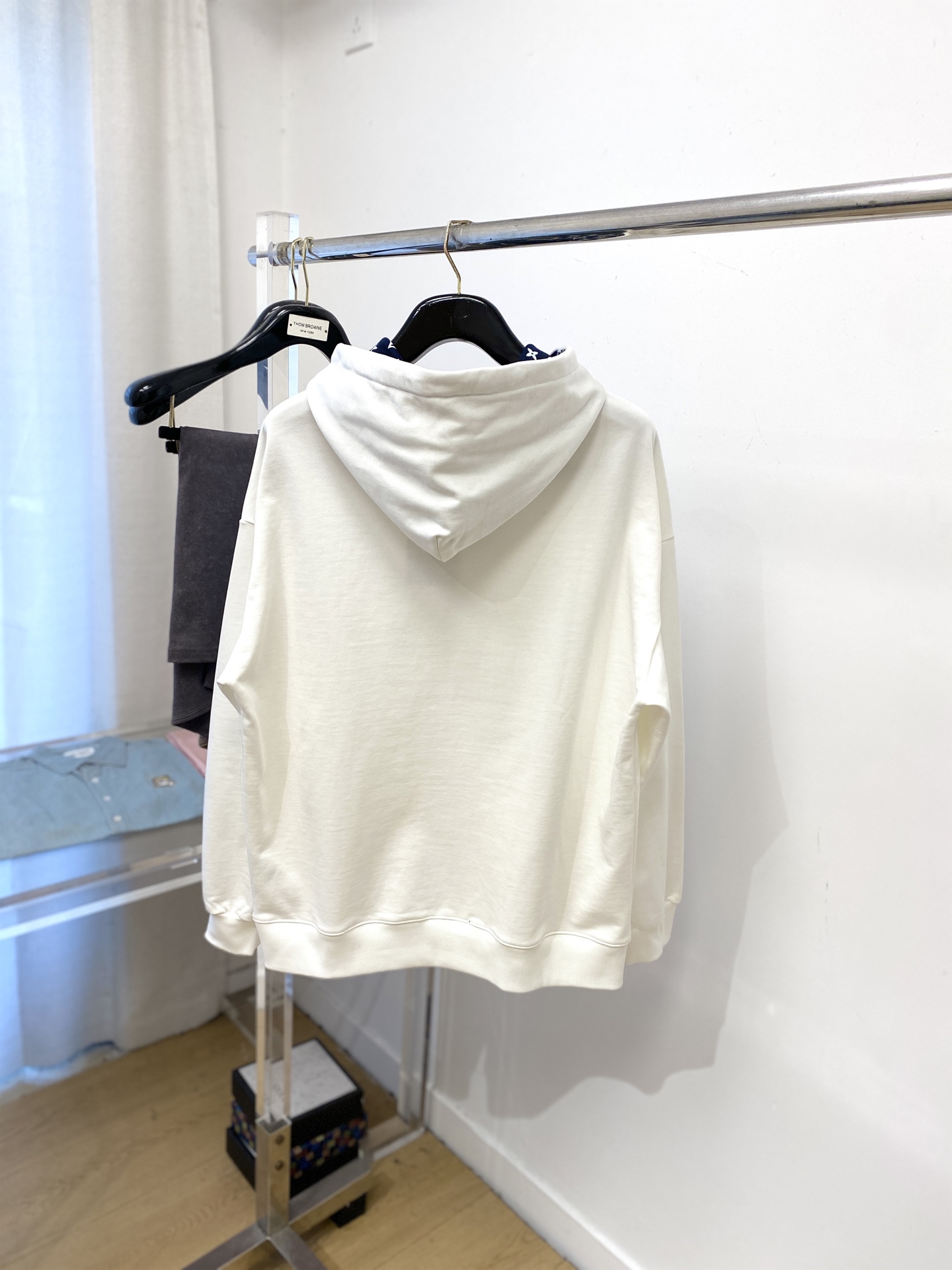 ￼路易威登、2025新品卫衣，帅气时尚，胸前精致刺绣字母logo，简约百搭款。面料棉 不仅挺括，保持潮流