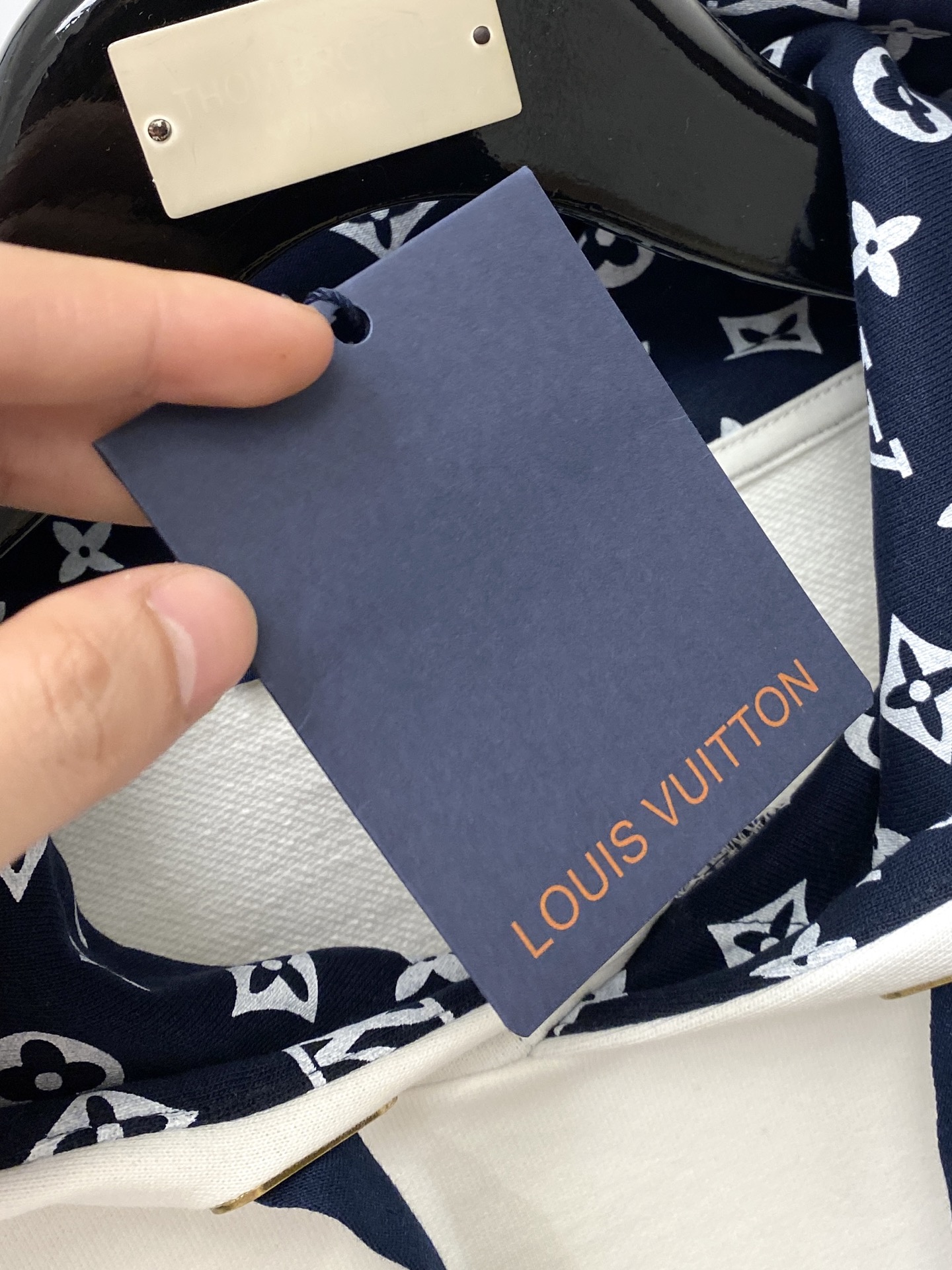 ￼路易威登、2025新品卫衣，帅气时尚，胸前精致刺绣字母logo，简约百搭款。面料棉 不仅挺括，保持潮流