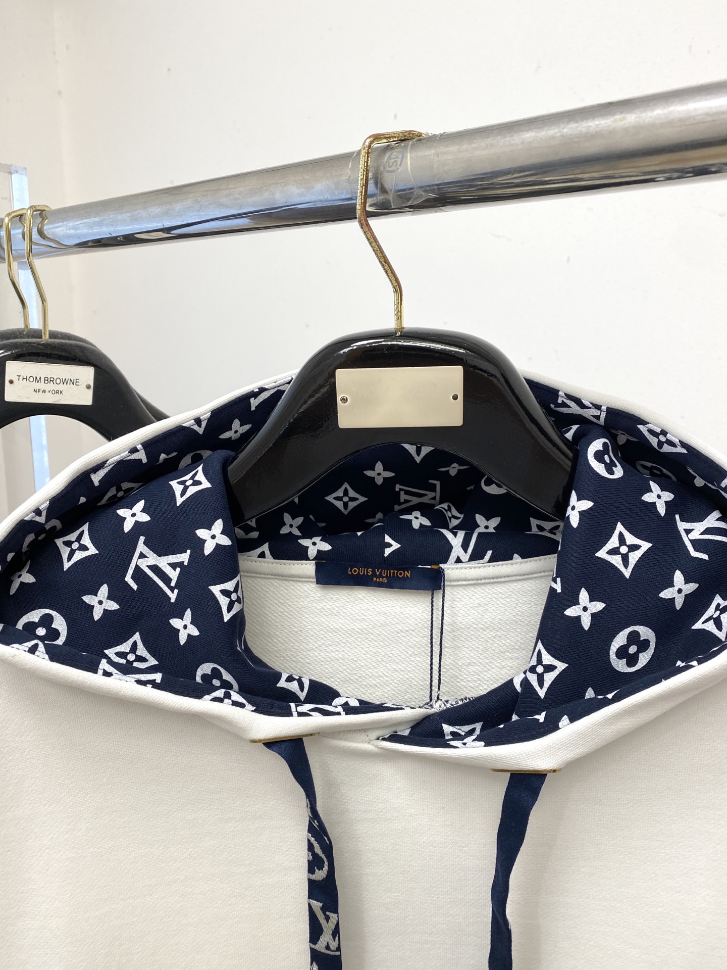 ￼路易威登、2025新品卫衣，帅气时尚，胸前精致刺绣字母logo，简约百搭款。面料棉 不仅挺括，保持潮流