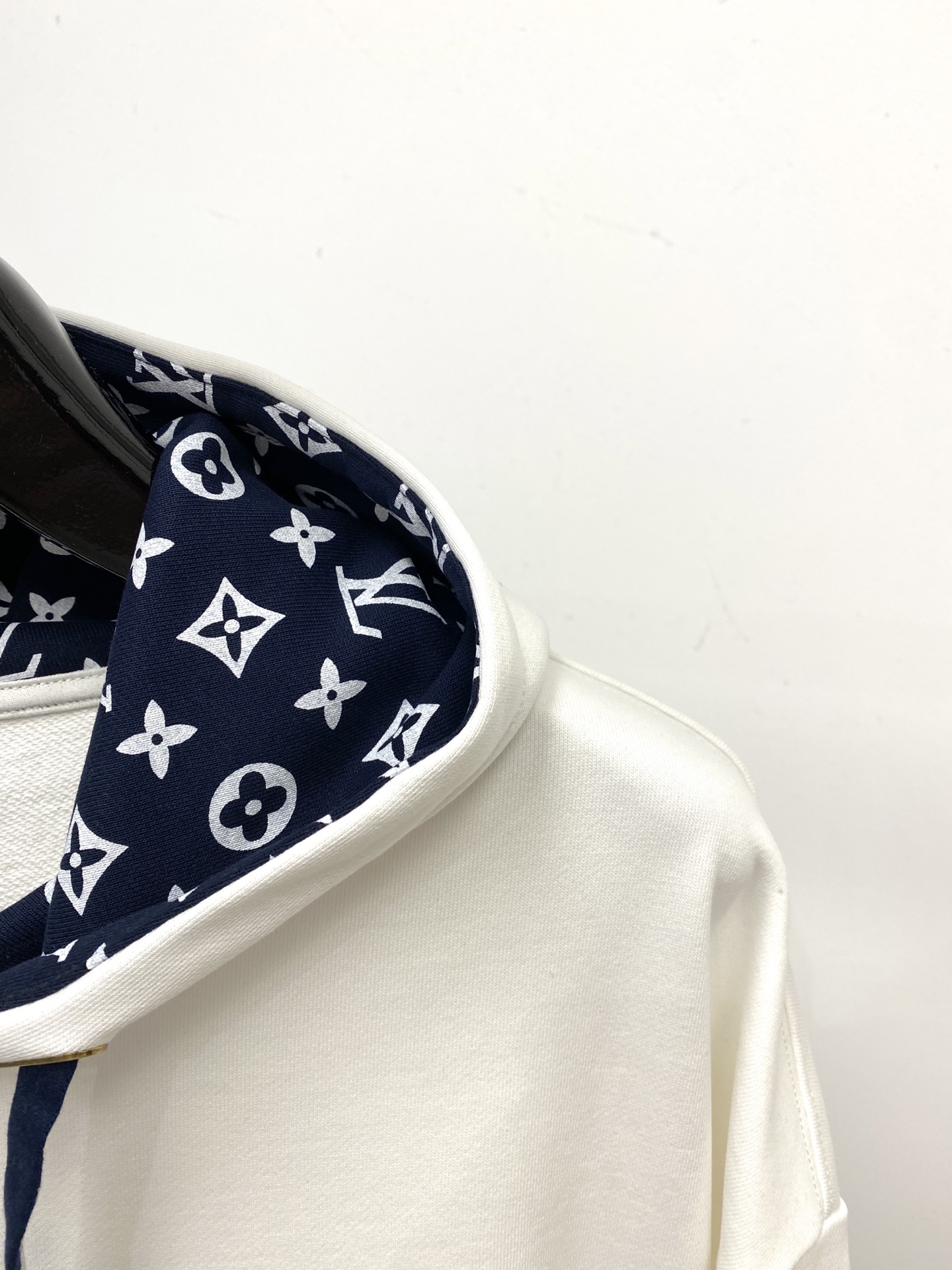 ￼路易威登、2025新品卫衣，帅气时尚，胸前精致刺绣字母logo，简约百搭款。面料棉 不仅挺括，保持潮流