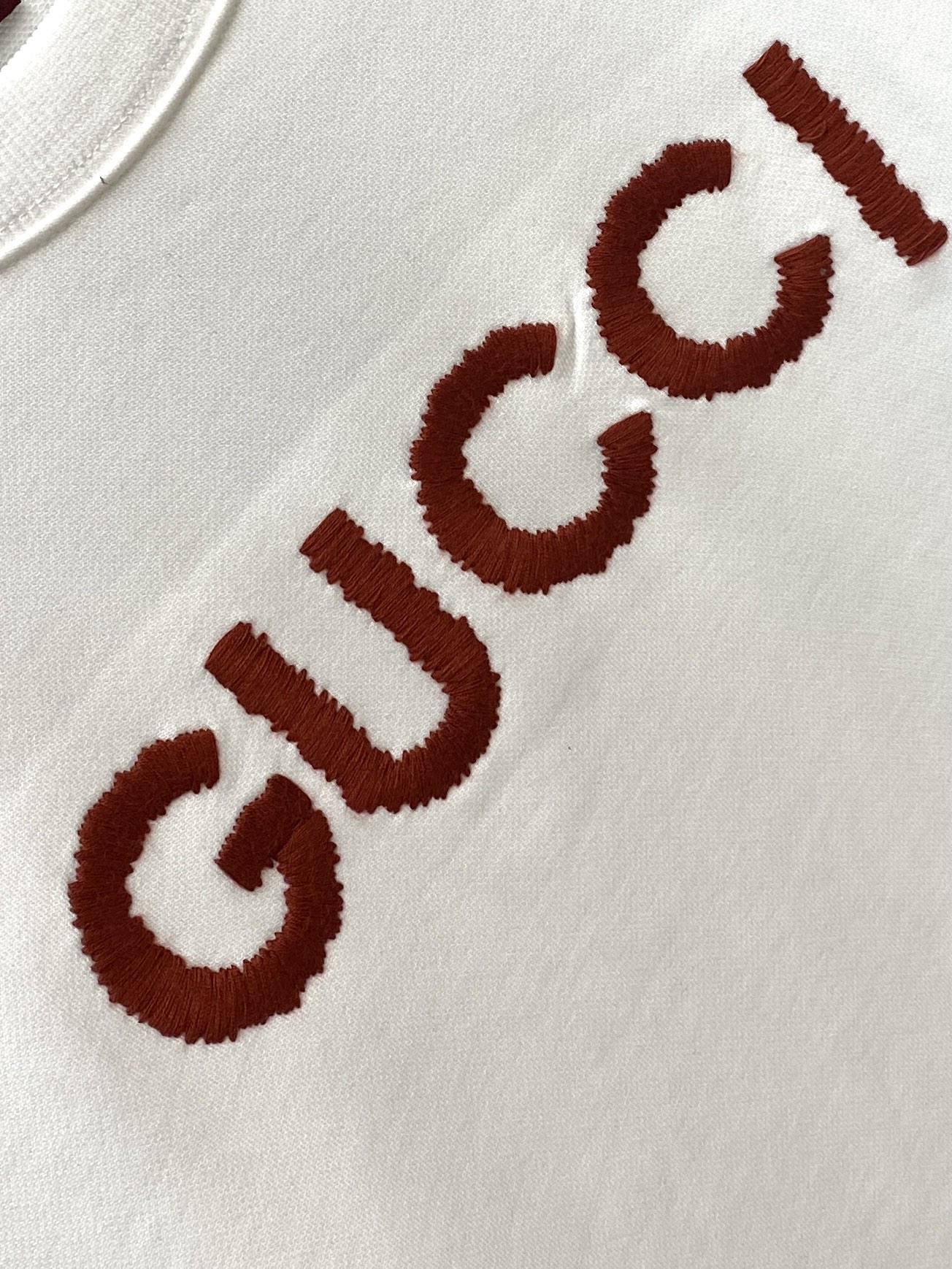 ￼古奇、2025新品卫衣，帅气时尚，胸口精致刺绣字母logo，简约百搭款。面料棉 不仅挺括，保持潮流的廓