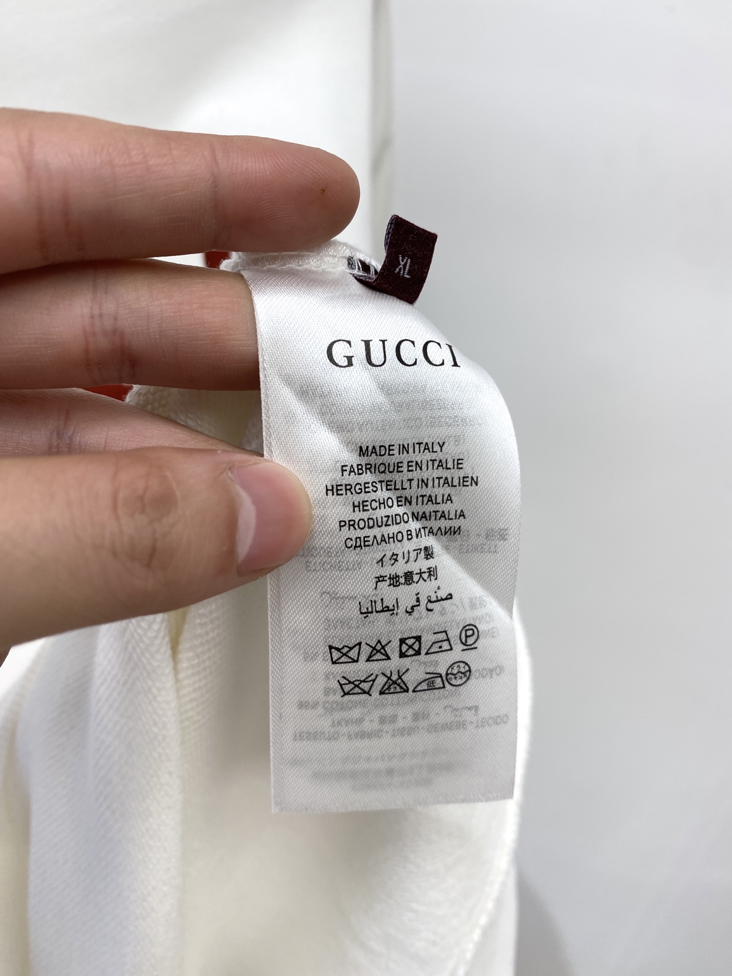 ￼古奇、2025新品卫衣，帅气时尚，胸口精致刺绣字母logo，简约百搭款。面料棉 不仅挺括，保持潮流的廓