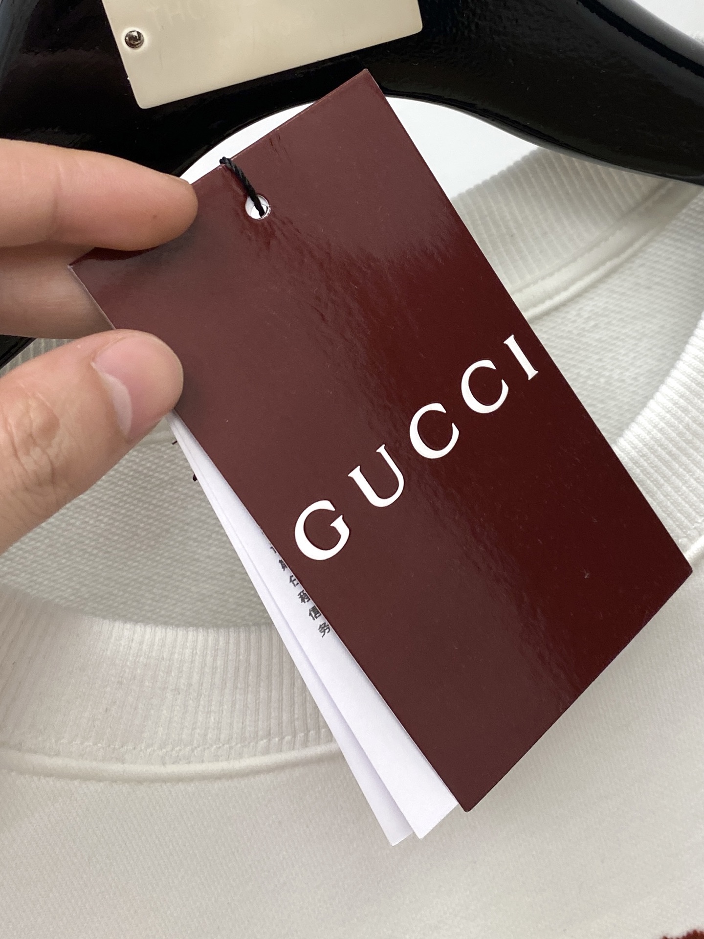 ￼古奇、2025新品卫衣，帅气时尚，胸口精致刺绣字母logo，简约百搭款。面料棉 不仅挺括，保持潮流的廓