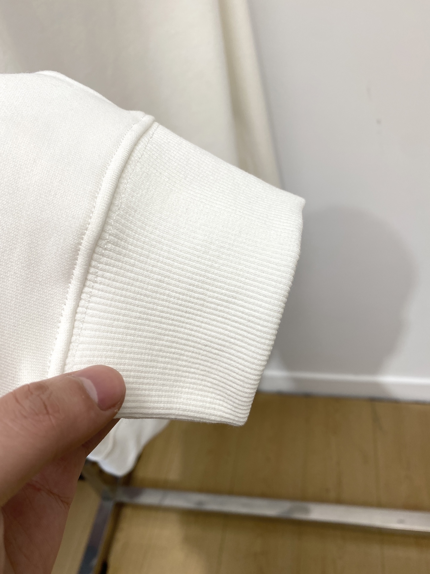 ￼古奇、2025新品卫衣，帅气时尚，胸口精致刺绣字母logo，简约百搭款。面料棉 不仅挺括，保持潮流的廓