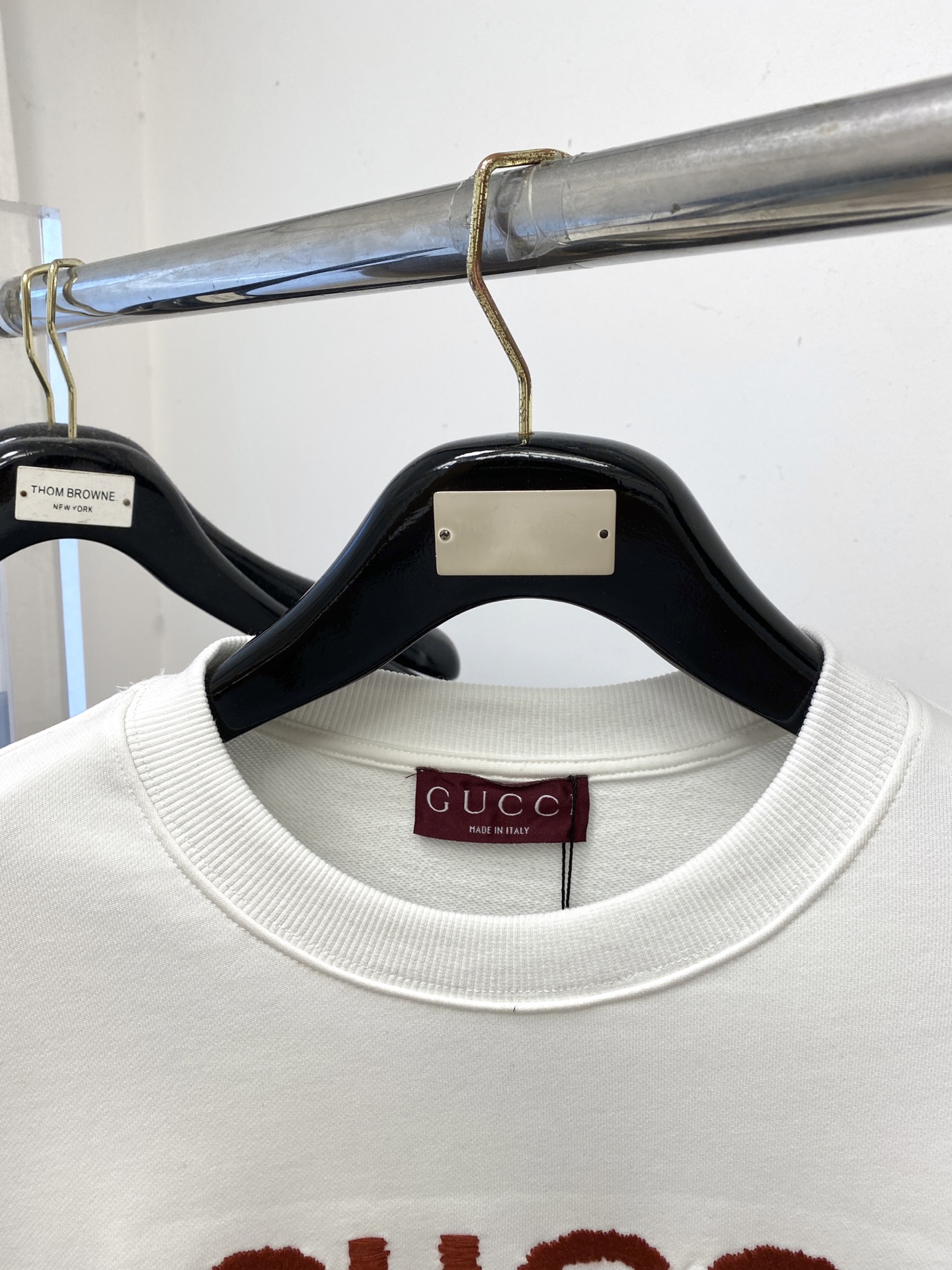 ￼古奇、2025新品卫衣，帅气时尚，胸口精致刺绣字母logo，简约百搭款。面料棉 不仅挺括，保持潮流的廓