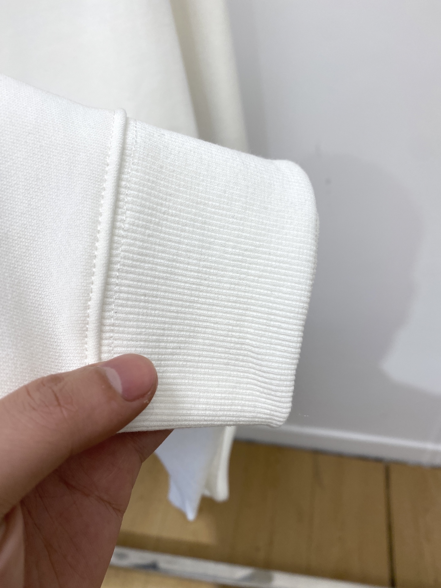 ￼古奇、2025新品卫衣，帅气时尚，胸口精致刺绣字母logo，简约百搭款。面料棉 不仅挺括，保持潮流的廓