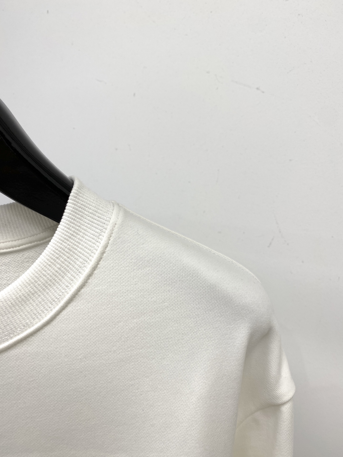 ￼古奇、2025新品卫衣，帅气时尚，胸口精致刺绣字母logo，简约百搭款。面料棉 不仅挺括，保持潮流的廓