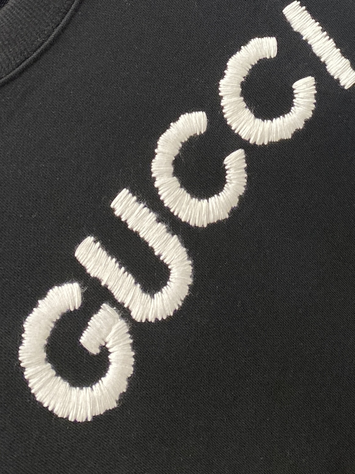 古奇、2025新品卫衣，帅气时尚，胸口精致刺绣字母logo，简约百搭款。面料棉 不仅挺括，保持潮流的廓形