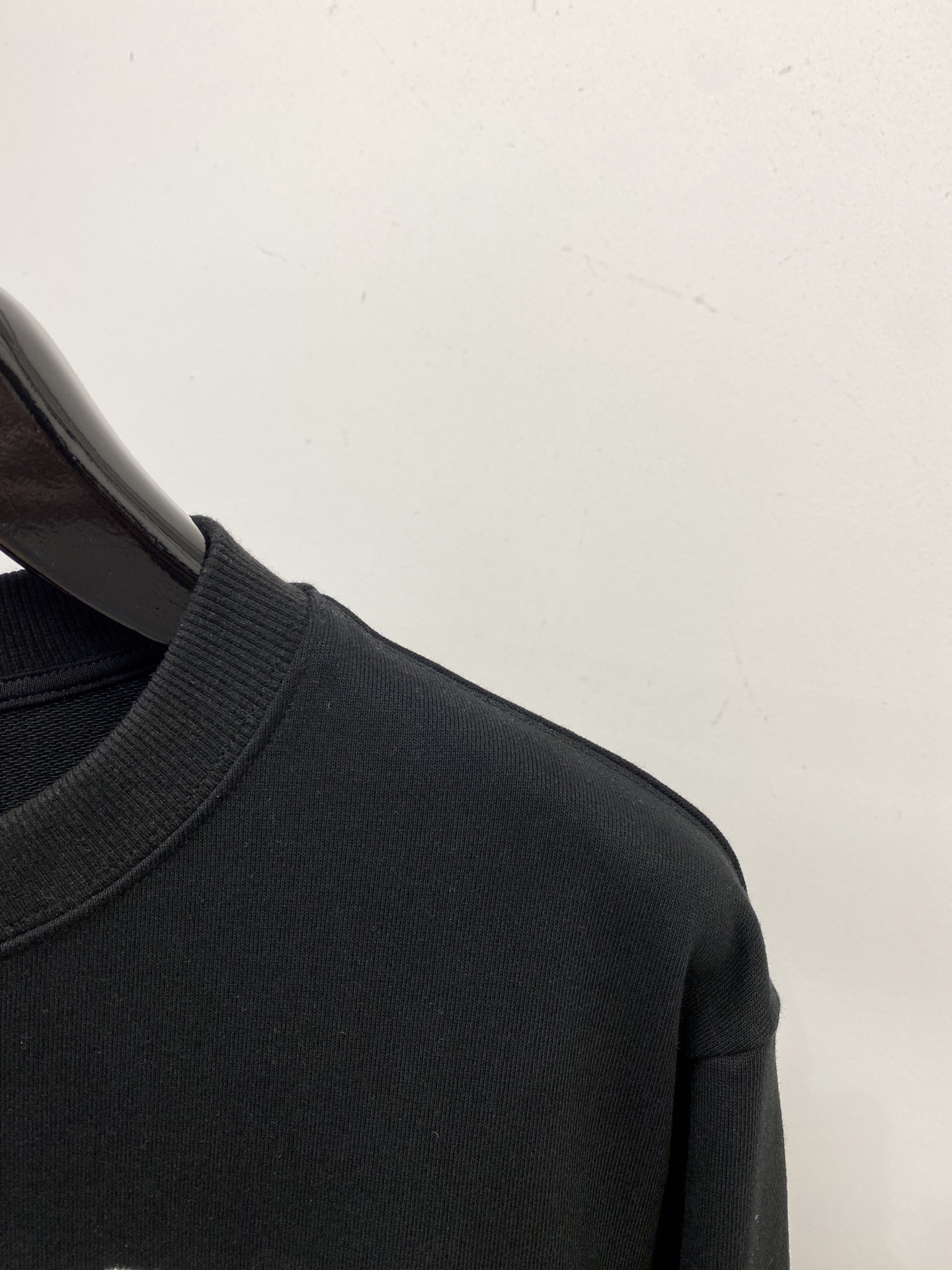 古奇、2025新品卫衣，帅气时尚，胸口精致刺绣字母logo，简约百搭款。面料棉 不仅挺括，保持潮流的廓形