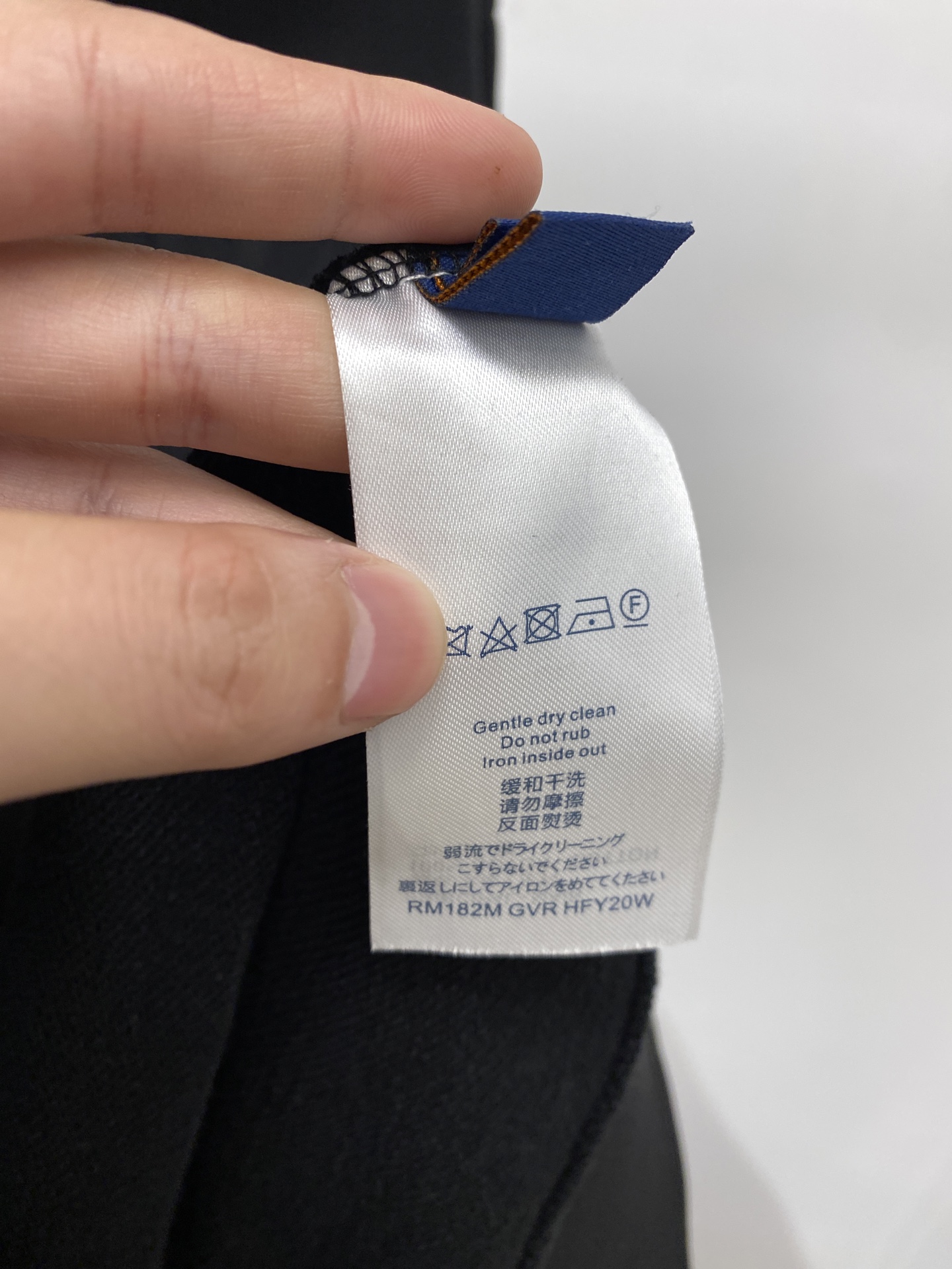 路易威登、2025新品卫衣，帅气时尚，胸前精致刺绣字母logo，简约百搭款。面料棉 不仅挺括，保持潮流的