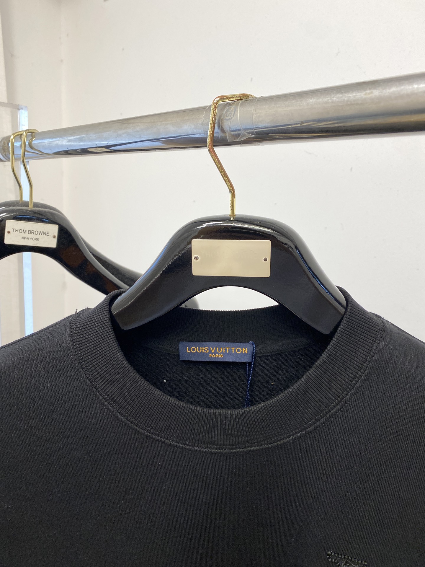 路易威登、2025新品卫衣，帅气时尚，胸前精致刺绣字母logo，简约百搭款。面料棉 不仅挺括，保持潮流的