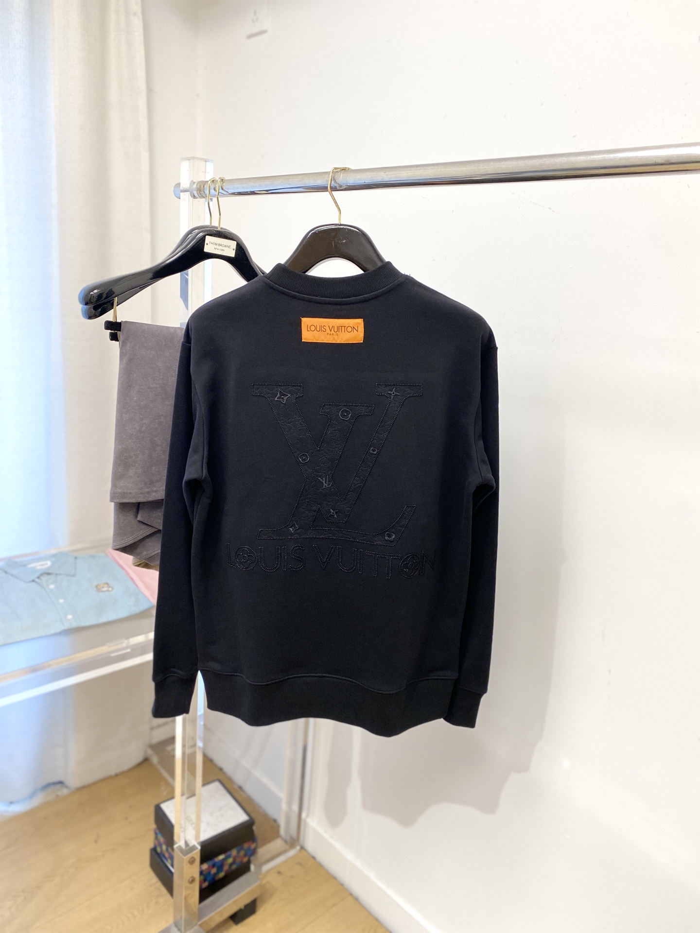 路易威登、2025新品卫衣，帅气时尚，胸前精致刺绣字母logo，简约百搭款。面料棉 不仅挺括，保持潮流的