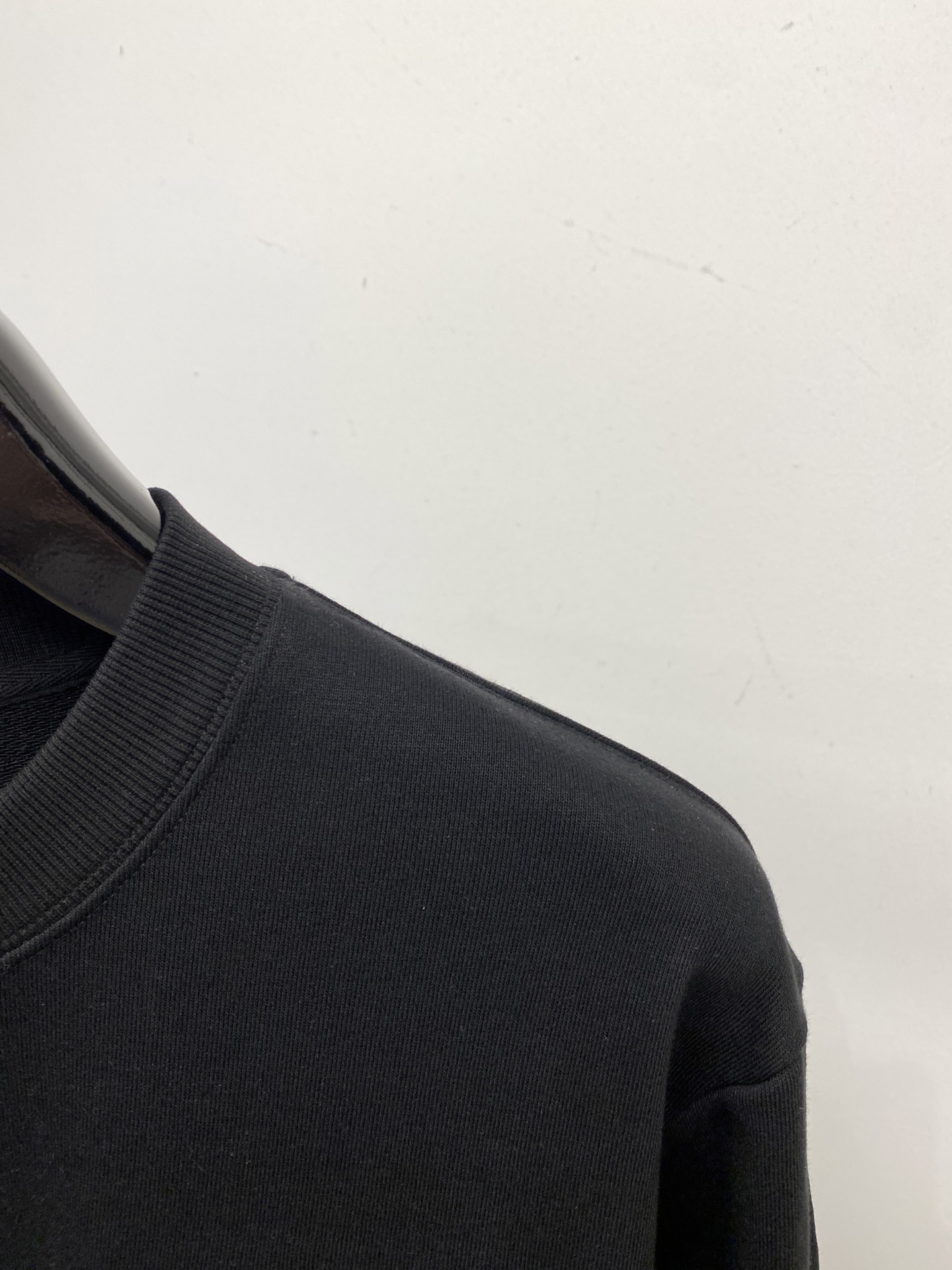 路易威登、2025新品卫衣，帅气时尚，胸前精致刺绣字母logo，简约百搭款。面料棉 不仅挺括，保持潮流的