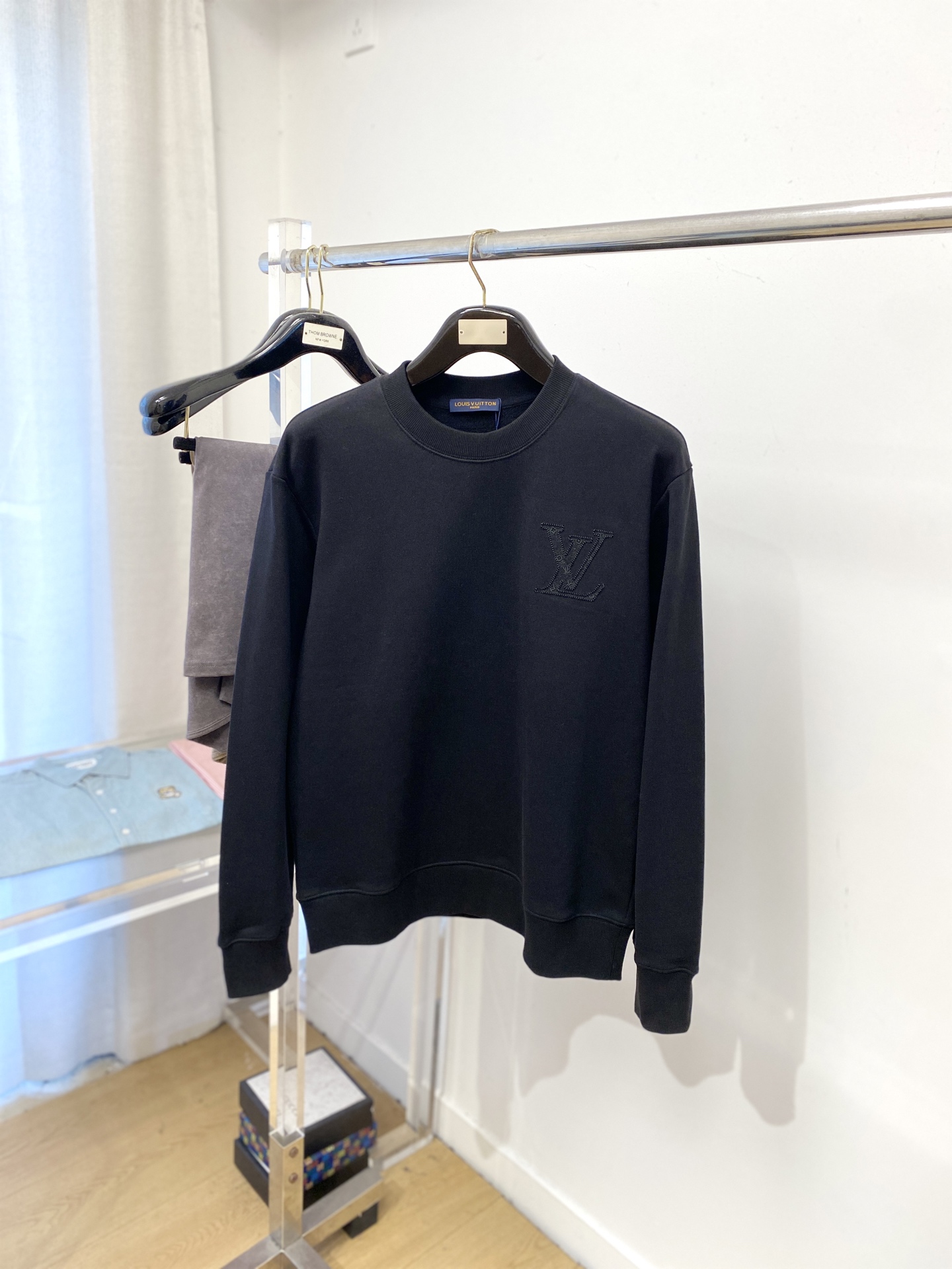 NO:597790,Louis Vuitton, 2025 new sweatshirt, handsome and fashionable, with exquisite embroidered letter logo on the chest, simple and versatile. The fabric cotton is not only crisp and maintains the trendy silhouette, but also comfortable to wear, and the yarn is more delicate. Size S-XL,, Louis Vuitton, hoodie, sweatshirts, alexander wang19860909路易威登、2025新品卫衣,帅气时尚,胸前精致刺绣字母logo,简约百搭款.面料棉 不仅挺括,保持潮流的廓形,又穿着舒适,纱织更细腻,码数S-XL,,louis vuitton,hoodie,sweatshirts,alexander wang,Men's clothing