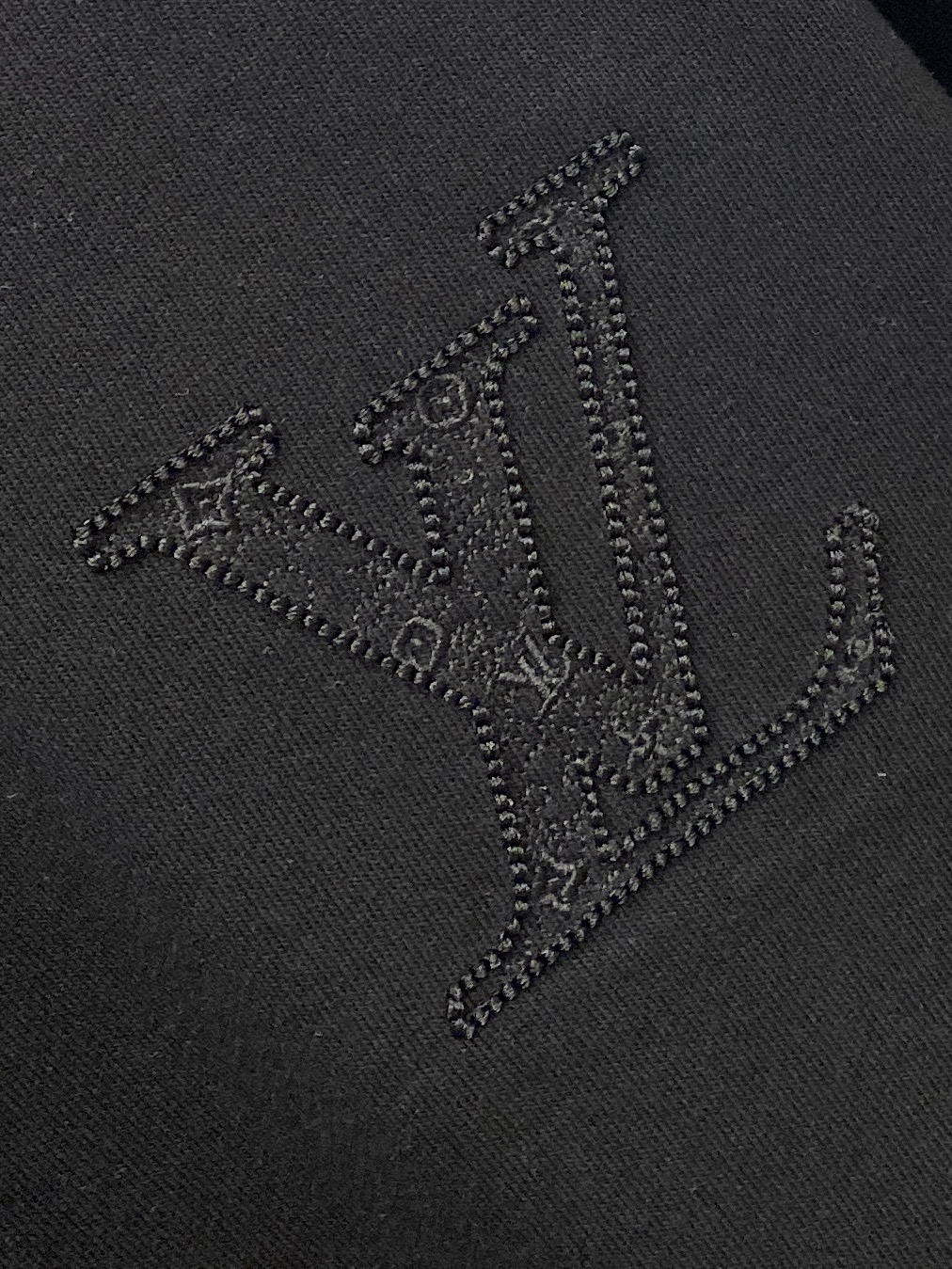 路易威登、2025新品卫衣，帅气时尚，胸前精致刺绣字母logo，简约百搭款。面料棉 不仅挺括，保持潮流的