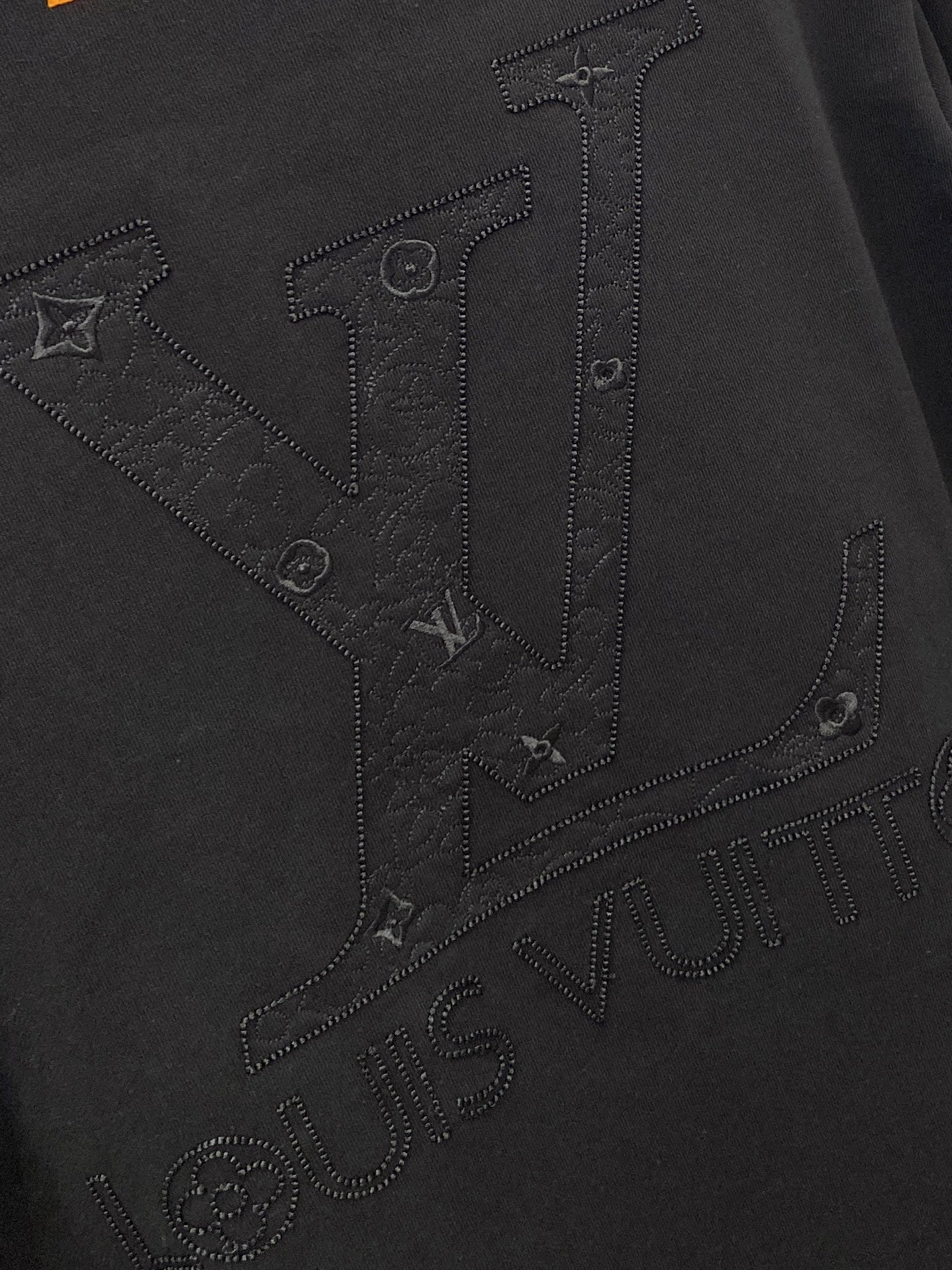 路易威登、2025新品卫衣，帅气时尚，胸前精致刺绣字母logo，简约百搭款。面料棉 不仅挺括，保持潮流的