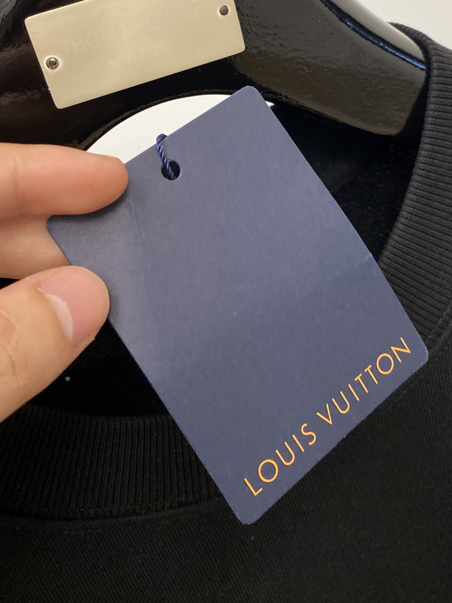 路易威登、2025新品卫衣，帅气时尚，胸前精致刺绣字母logo，简约百搭款。面料棉 不仅挺括，保持潮流的