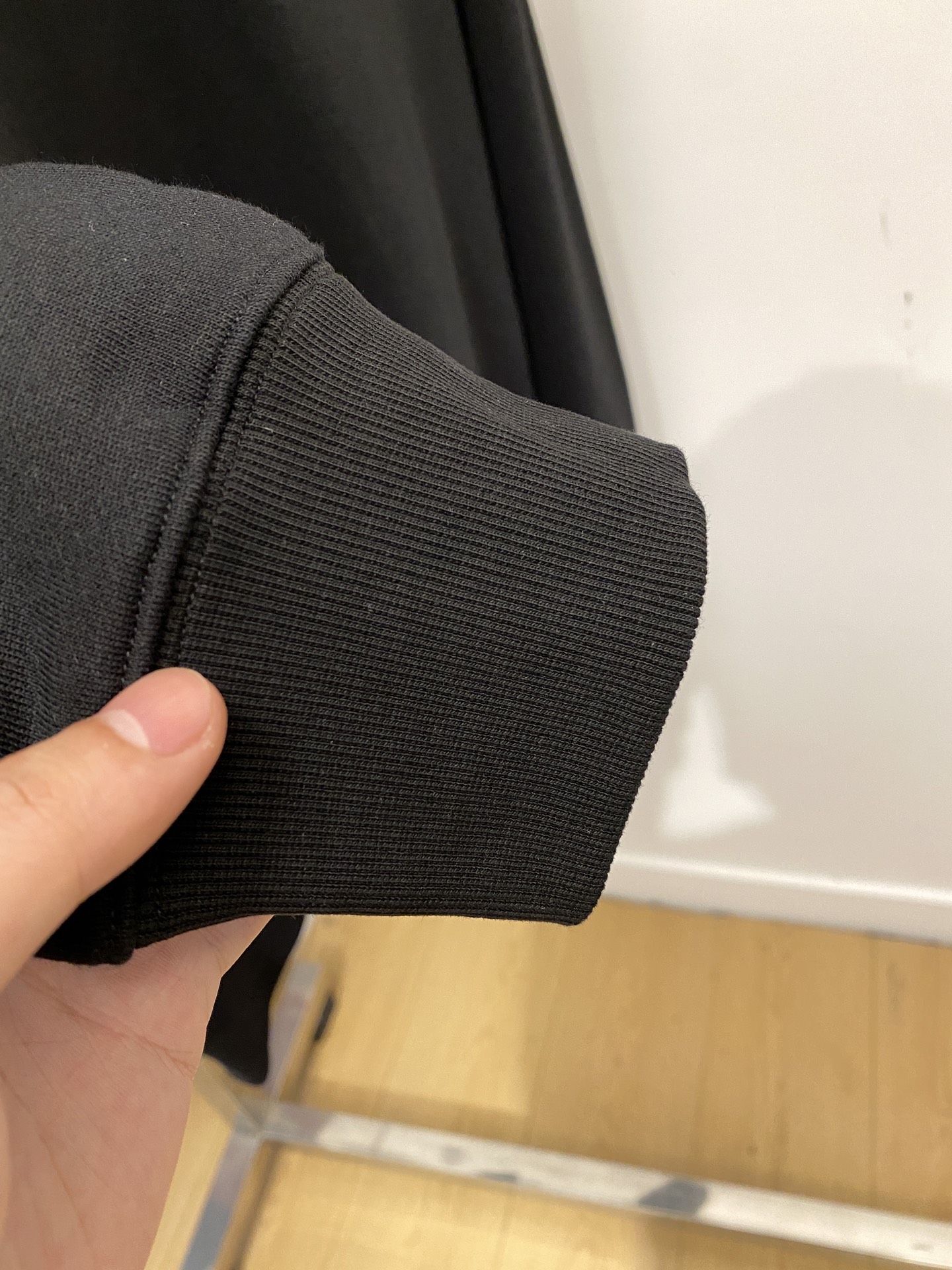 路易威登、2025新品卫衣，帅气时尚，胸前精致刺绣字母logo，简约百搭款。面料棉 不仅挺括，保持潮流的