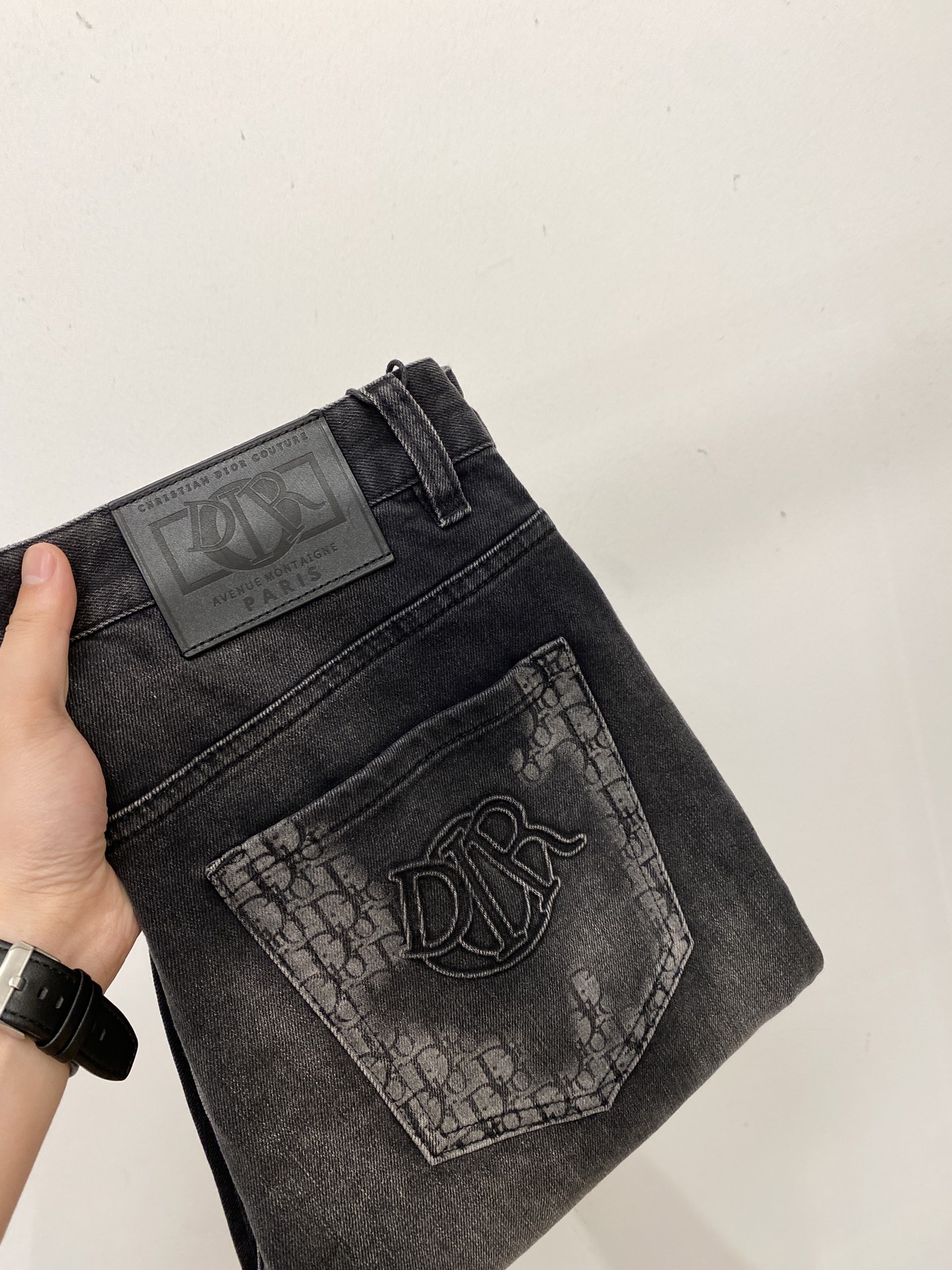 NO:597786,Dior, 2025 latest products, available at counters simultaneously, original goods, washed casual jeans, imported original washed stretch fabrics, comfortable and elastic, original hardware accessories decorated with logo, super correct version, extremely high grade, counter quality, fashionable upper body, size 29-40,, dior, jeans, alexander wang19860909迪奥、2025最新品,专柜同步有售,原单狠货,水洗休闲牛仔裤,进口原版水洗弹力面料,舒适有弹性,原版五金辅料装饰logo,版型超正,档次极高,专柜品质,上身时尚有型,码数29-40,,dior,jeans,alexander wang,Men's clothing